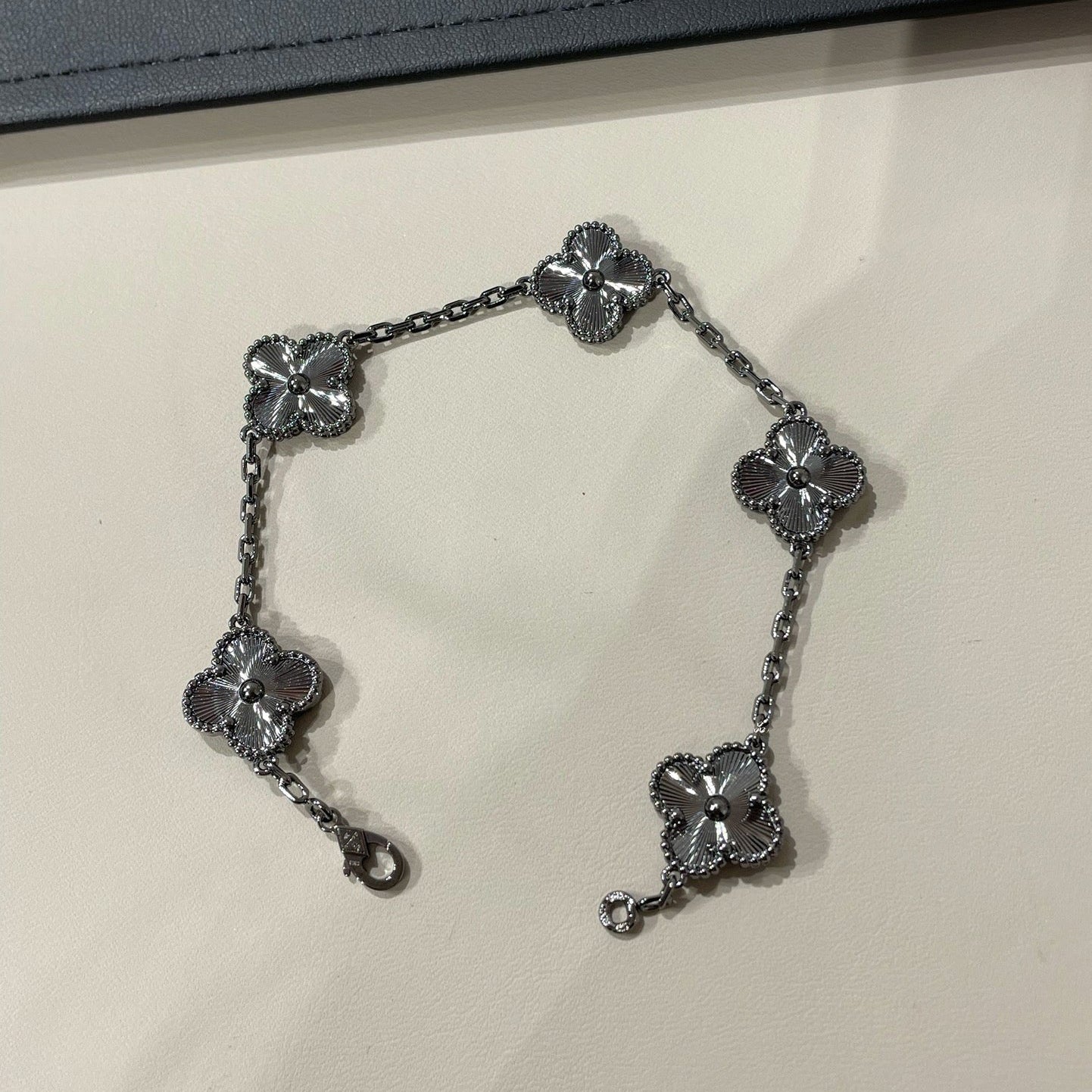 [Love Lucky]CLOVER 5 MOTIF BLACK BRACELET