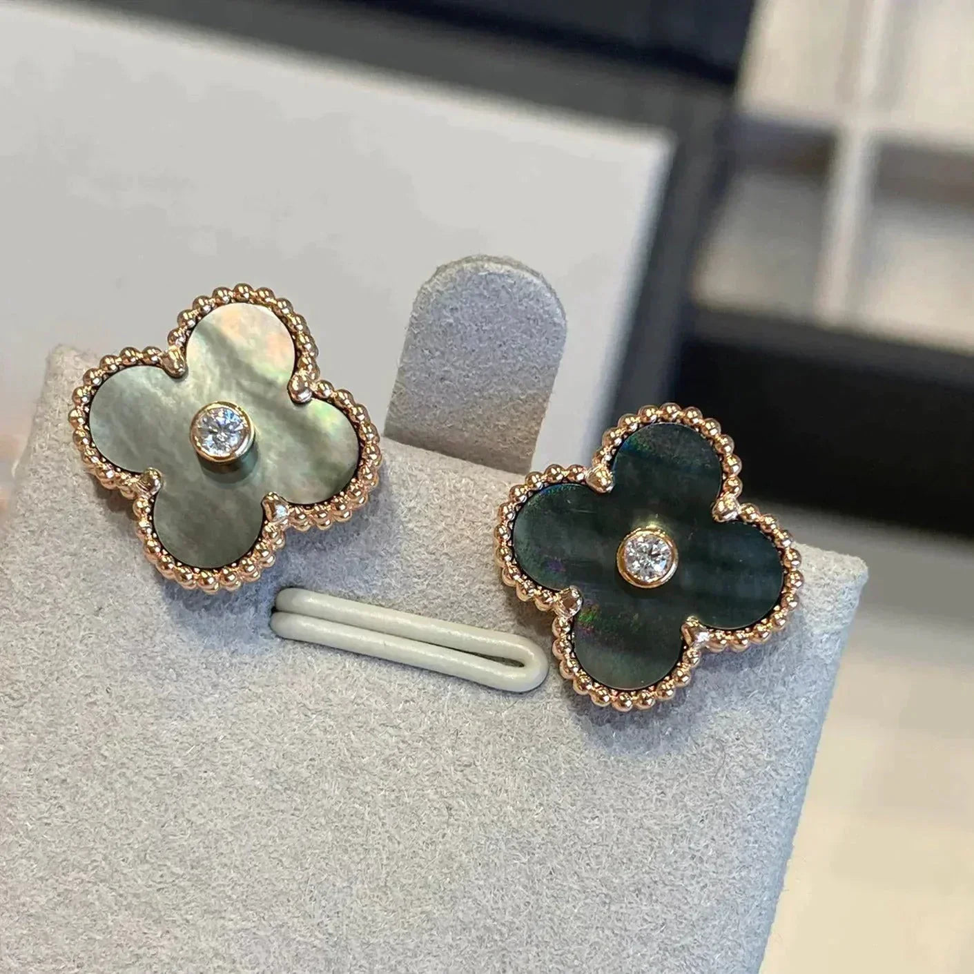 [Love Lucky]CLOVER MEDIUM 1 MOTIFS GRAY MOP  DIAMOND EARRINGS