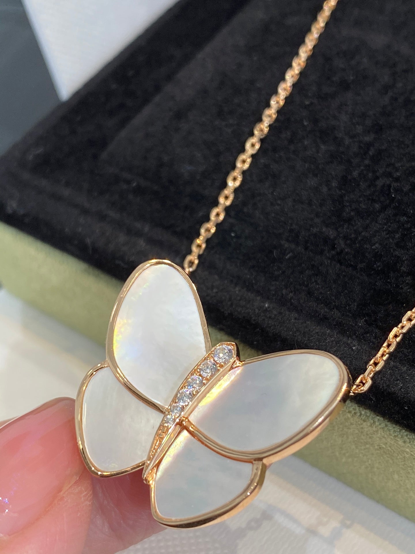 [Love Lucky]BUTTERFLY GOLD MOP DIAMOND NECKLACE