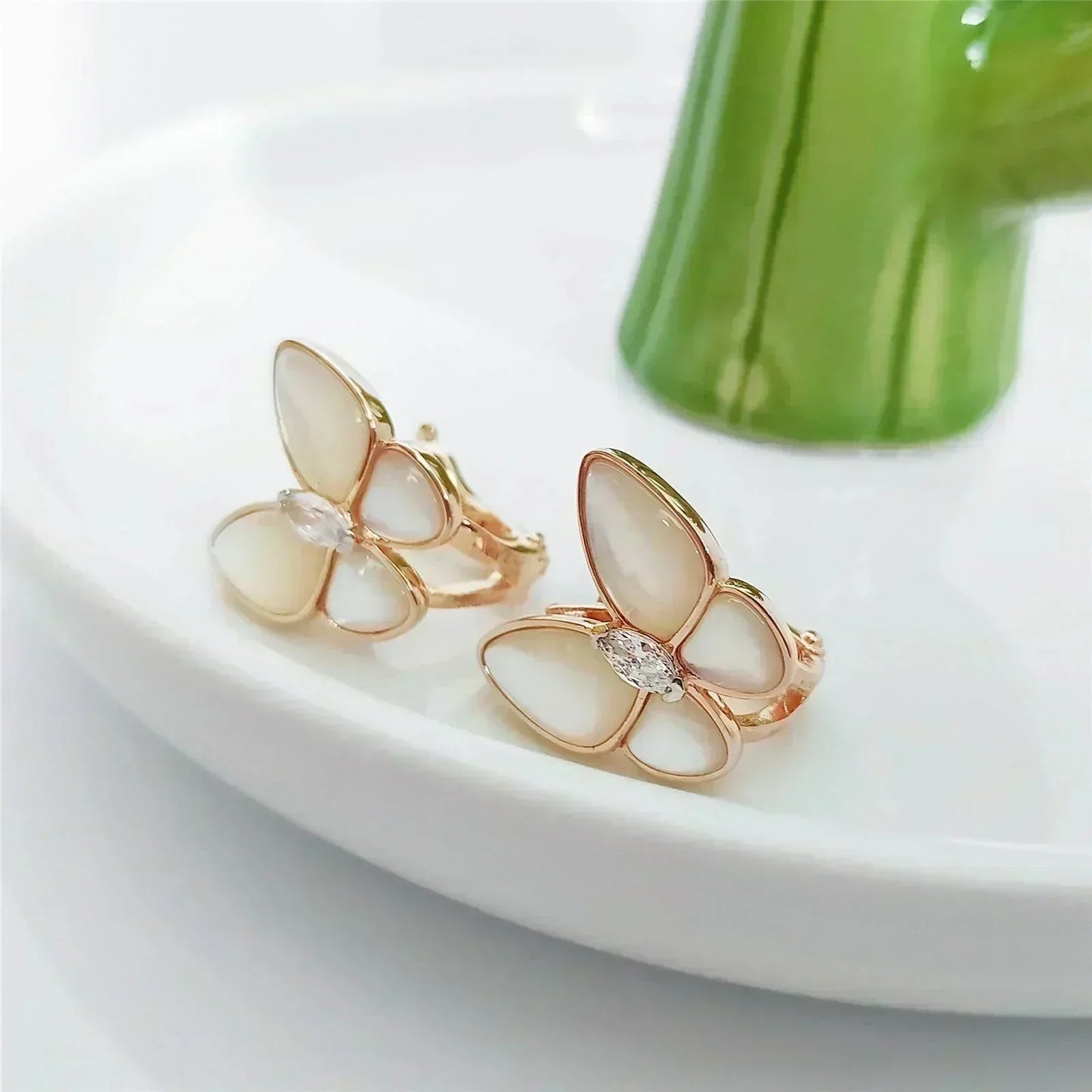 [Love Lucky]BUTTERFLY MOP DIAMOND EARRINGS