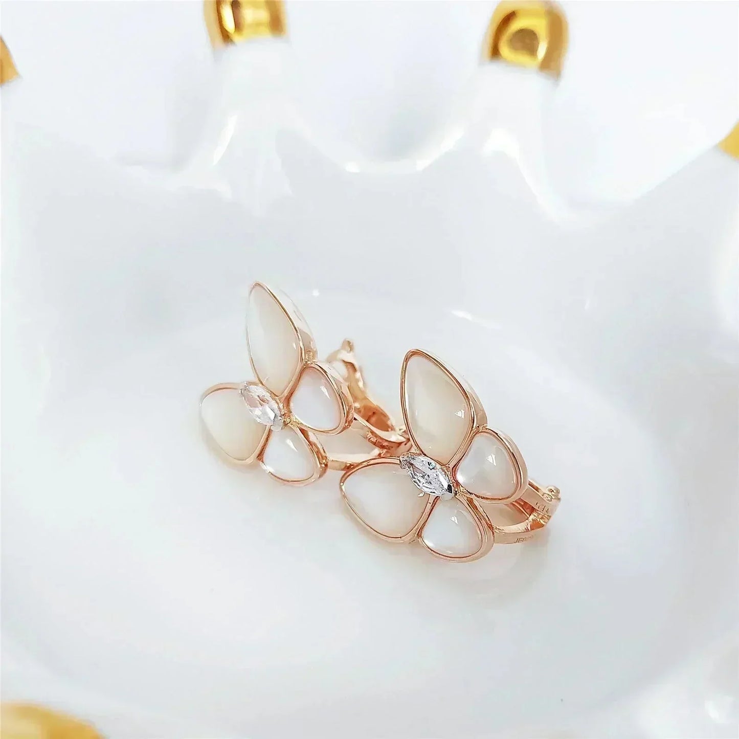 [Love Lucky]BUTTERFLY MOP DIAMOND EARRINGS