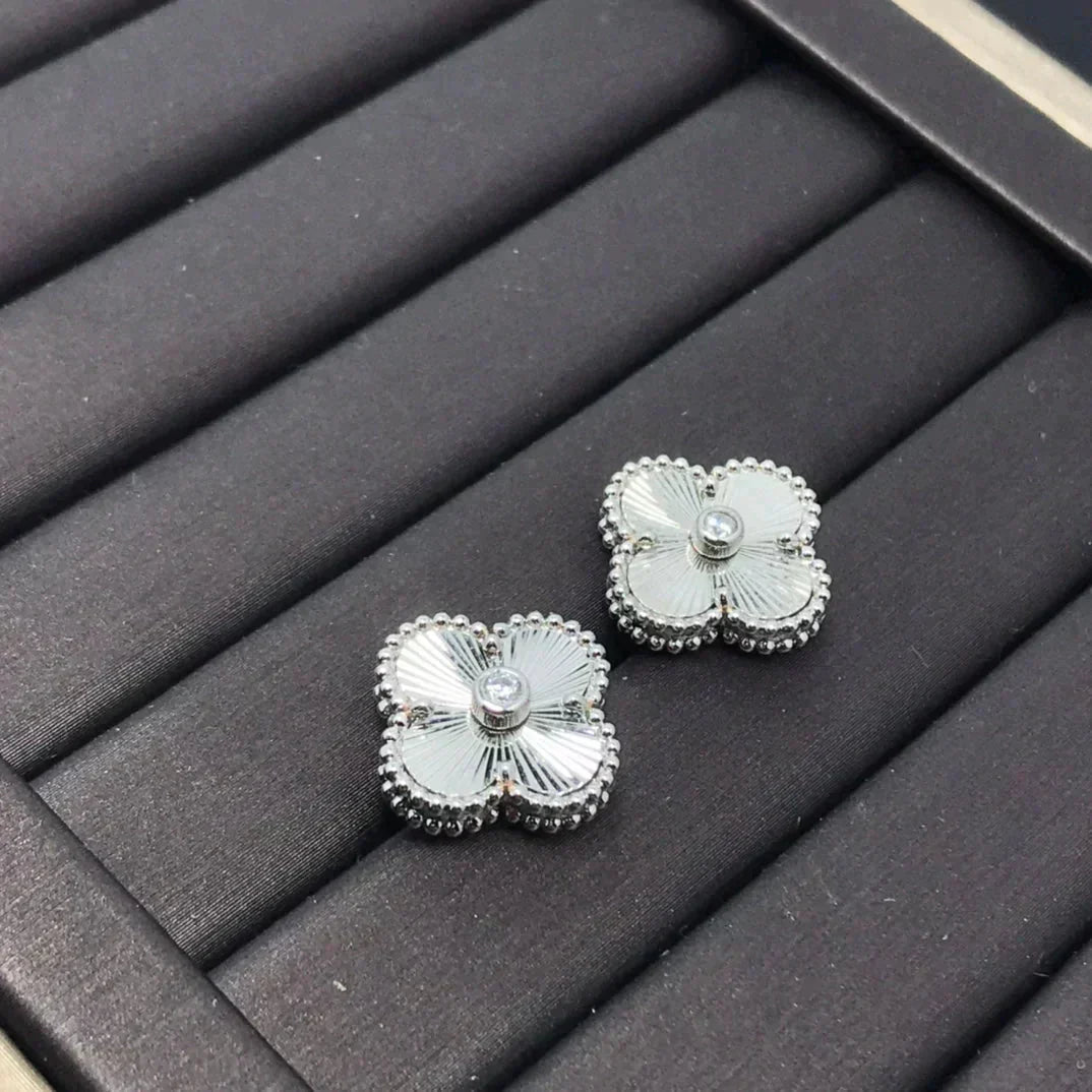 [Love Lucky]CLOVER MINI 9.5MM LASER EARRINGS