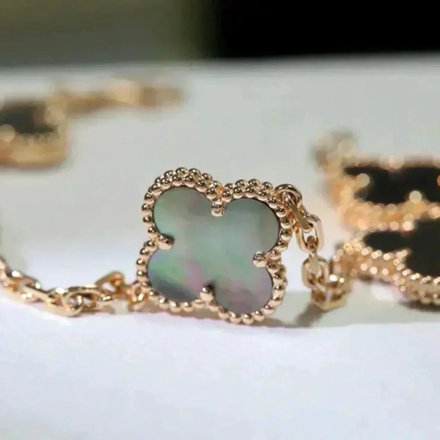[Love Lucky]CLOVER 5 MOTIF GRAY MOP  BRACELET