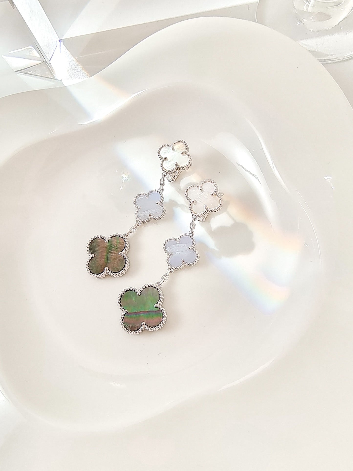 [Love Lucky]CLOVER 3 MOTIFS CHALCEDONY DARK MOP SILVER EARRINGS