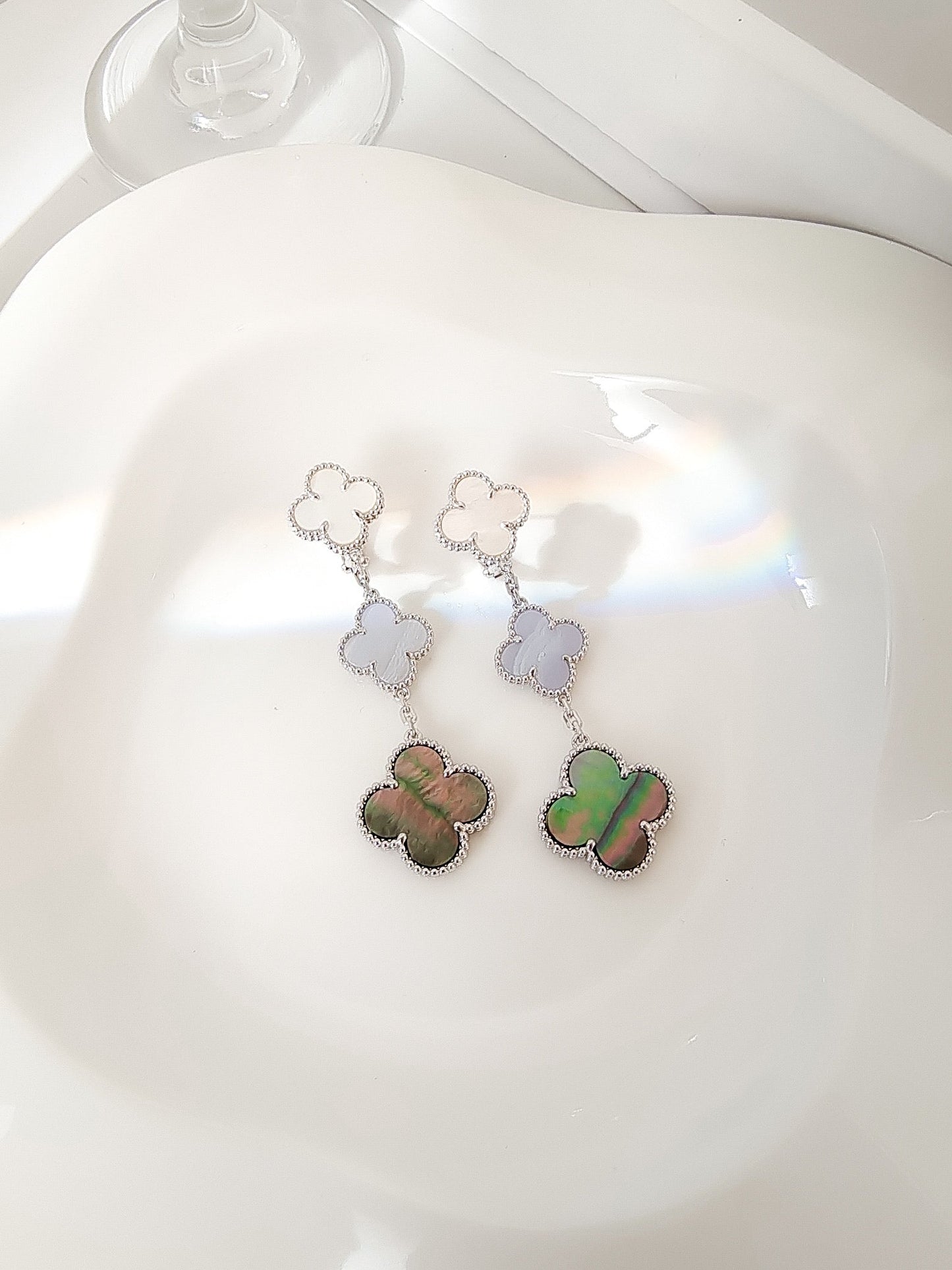 [Love Lucky]CLOVER 3 MOTIFS CHALCEDONY DARK MOP SILVER EARRINGS