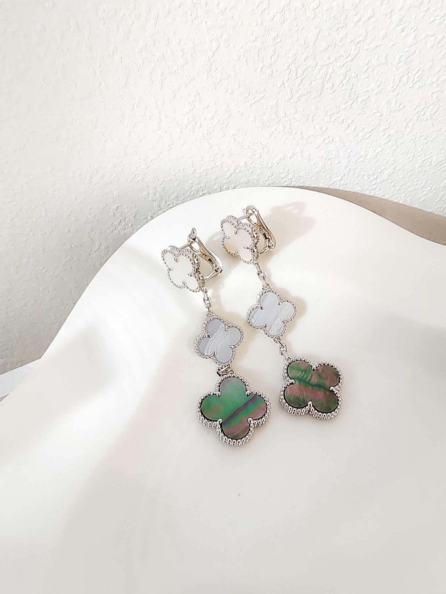 [Love Lucky]CLOVER 3 MOTIFS CHALCEDONY DARK MOP SILVER EARRINGS
