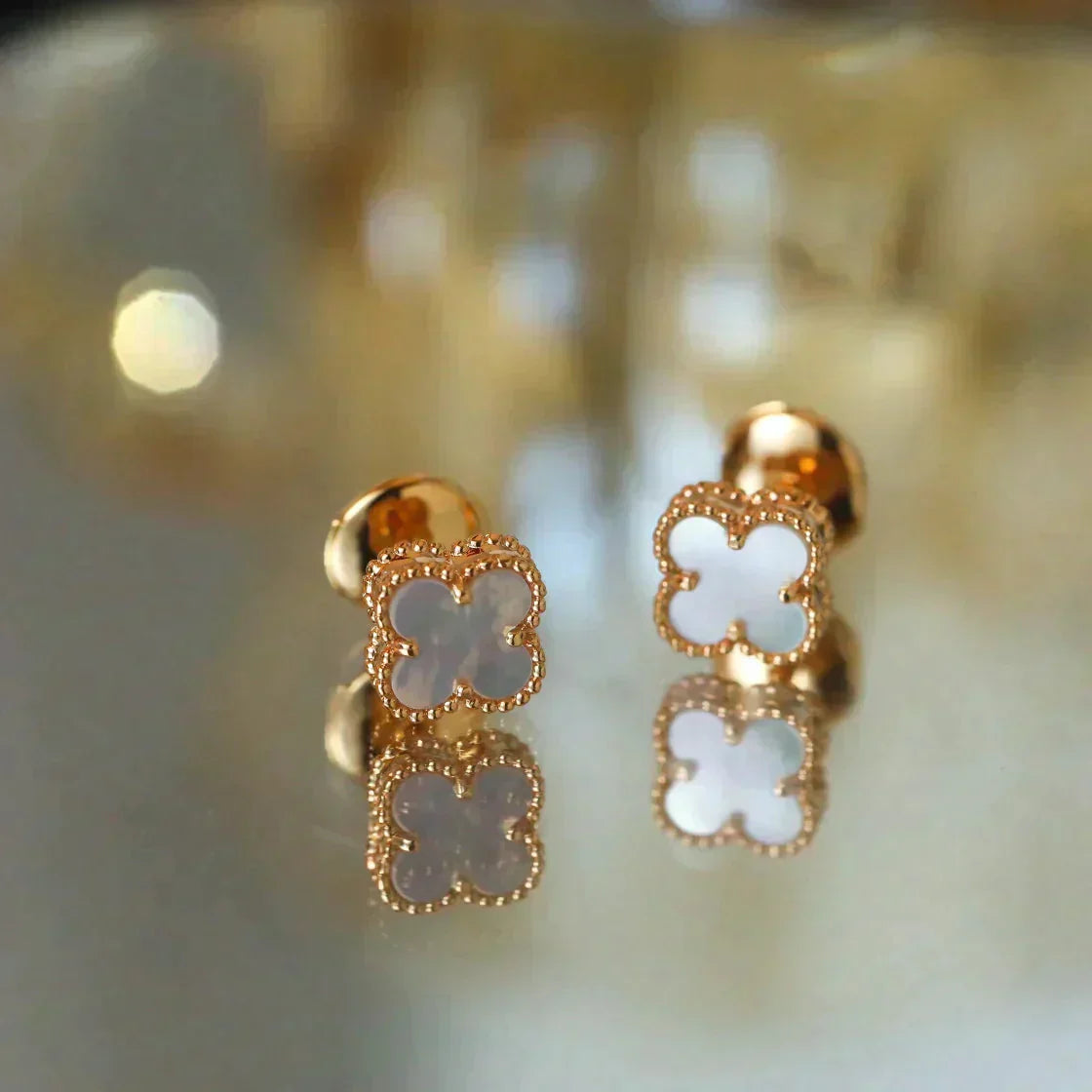 [Love Lucky]CLOVER MINI 9.5MM WHITE MOP EARRINGS