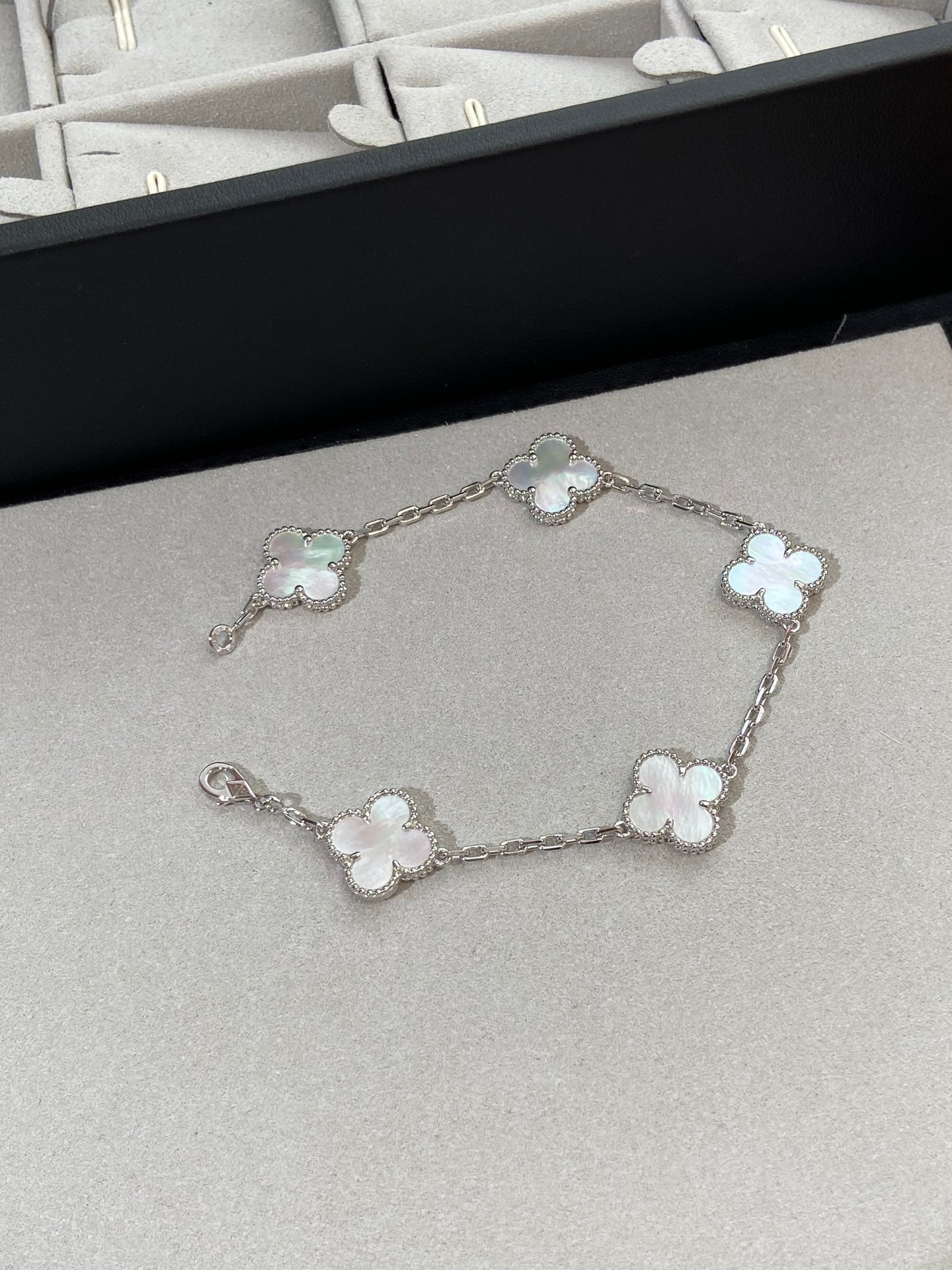 [Love Lucky]CLOVER SILVER MOP 5 MOTIF BRACELET