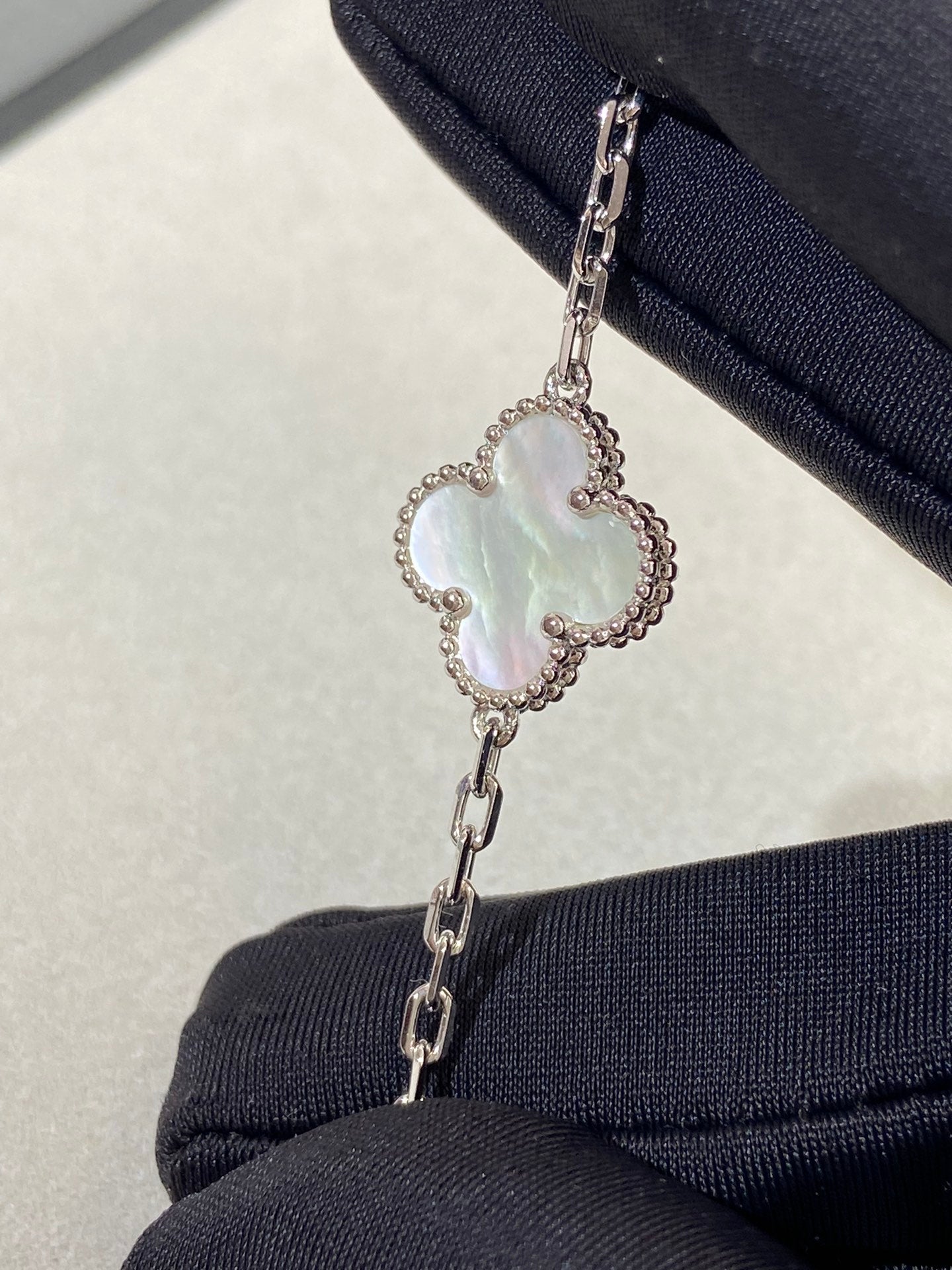 [Love Lucky]CLOVER SILVER MOP 5 MOTIF BRACELET