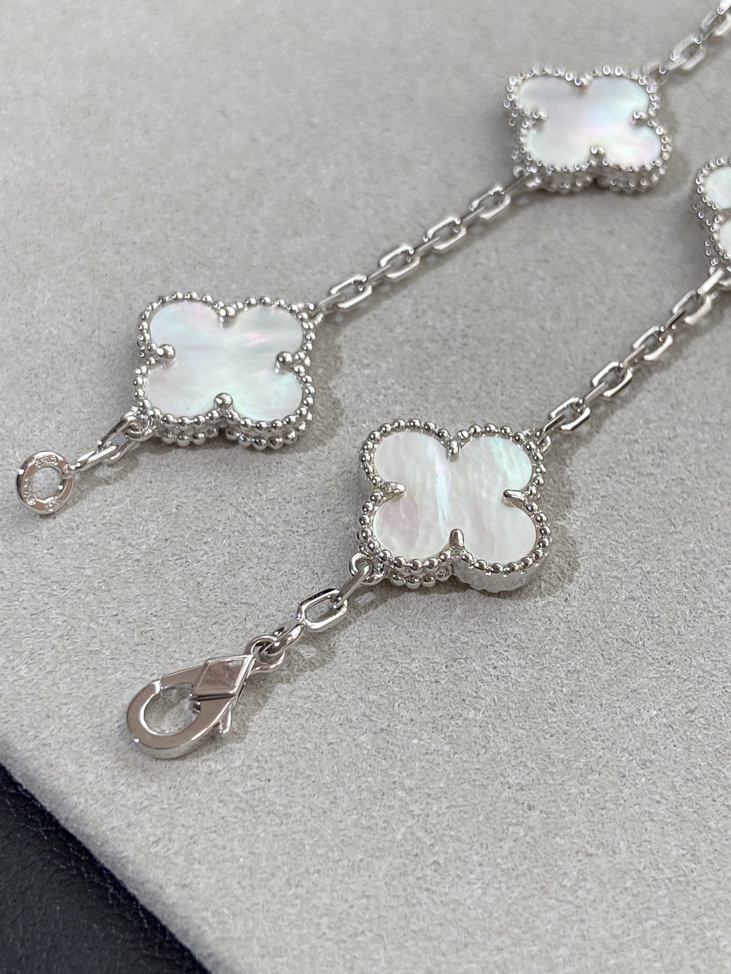 [Love Lucky]CLOVER SILVER MOP 5 MOTIF BRACELET