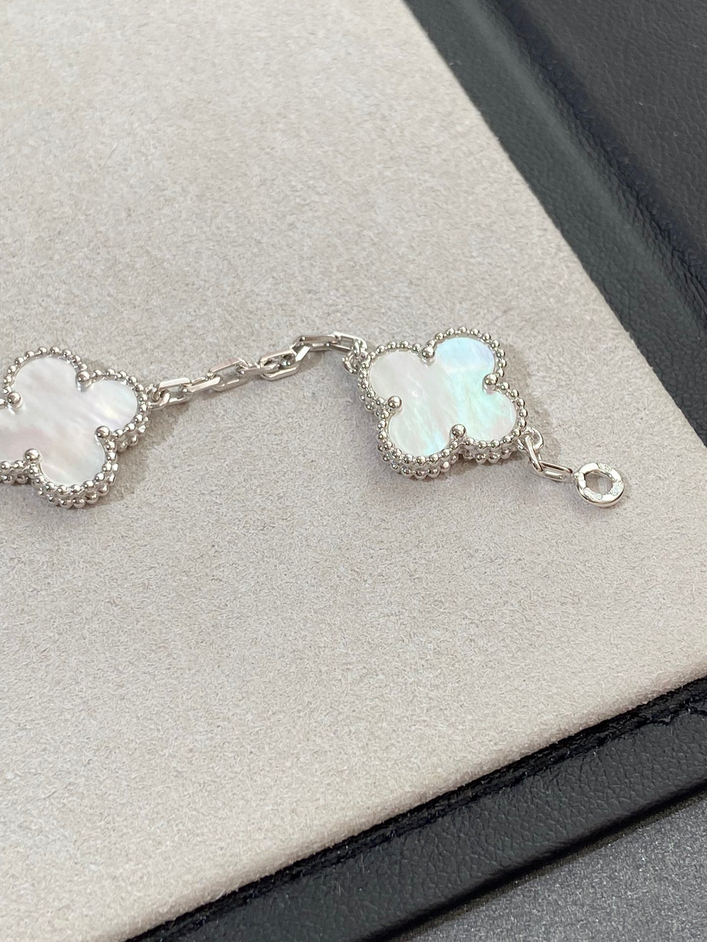 [Love Lucky]CLOVER SILVER MOP 5 MOTIF BRACELET
