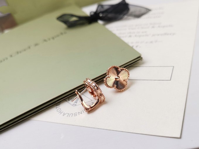 [Love Lucky]CLOVER MEDIUM STUD EARRINGS