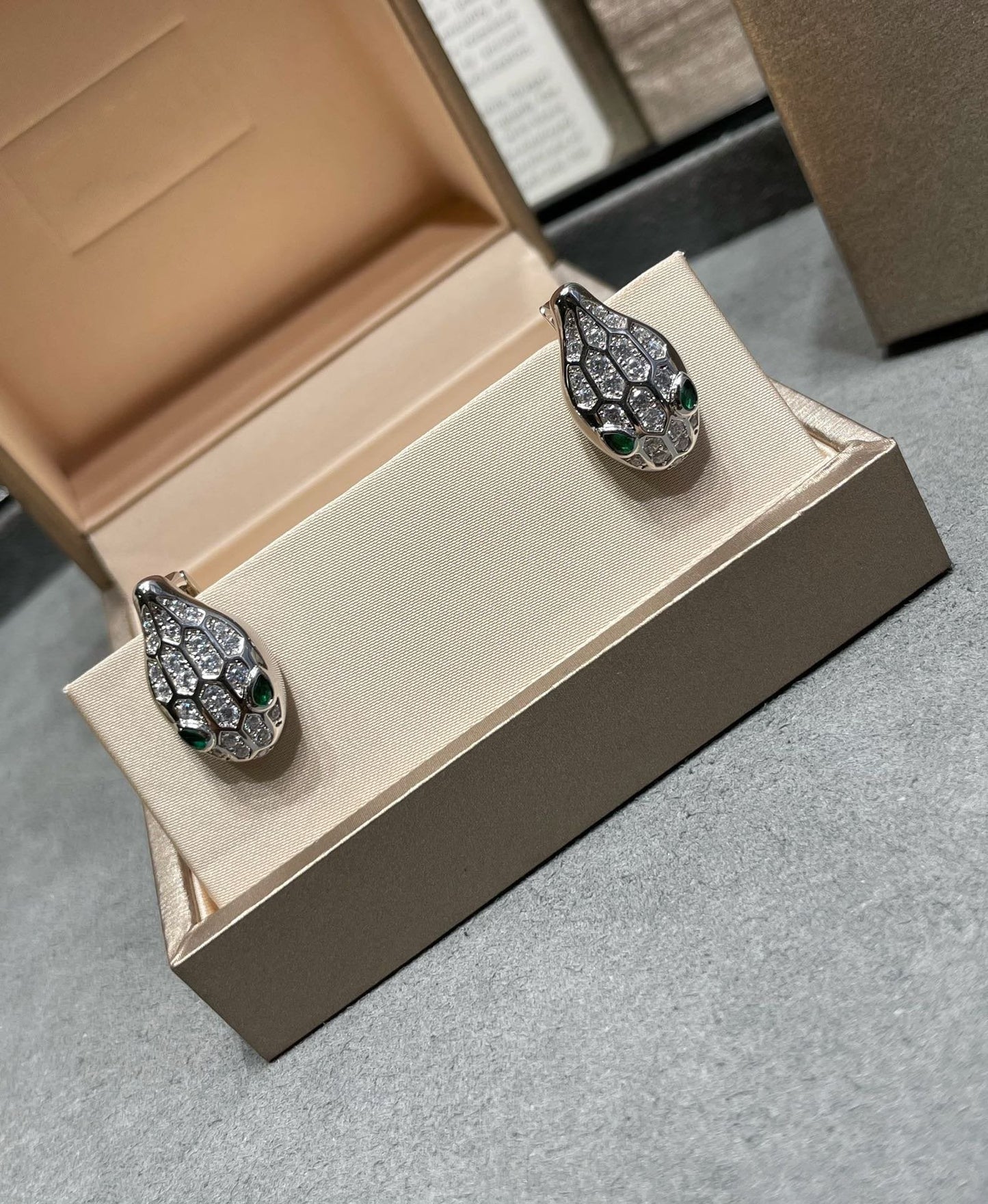 [Love Lucky]SERPENT DIAMOND STUD EARRINGS