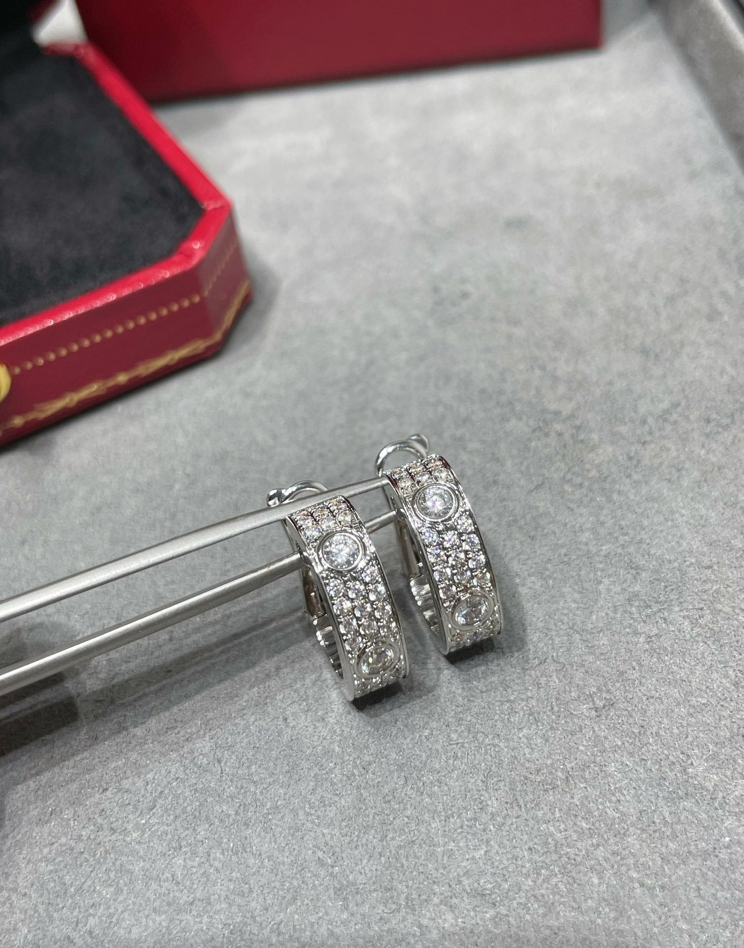 [Love Lucky]LOVE 5.5MM DIAMOND PAVED EARRINGS