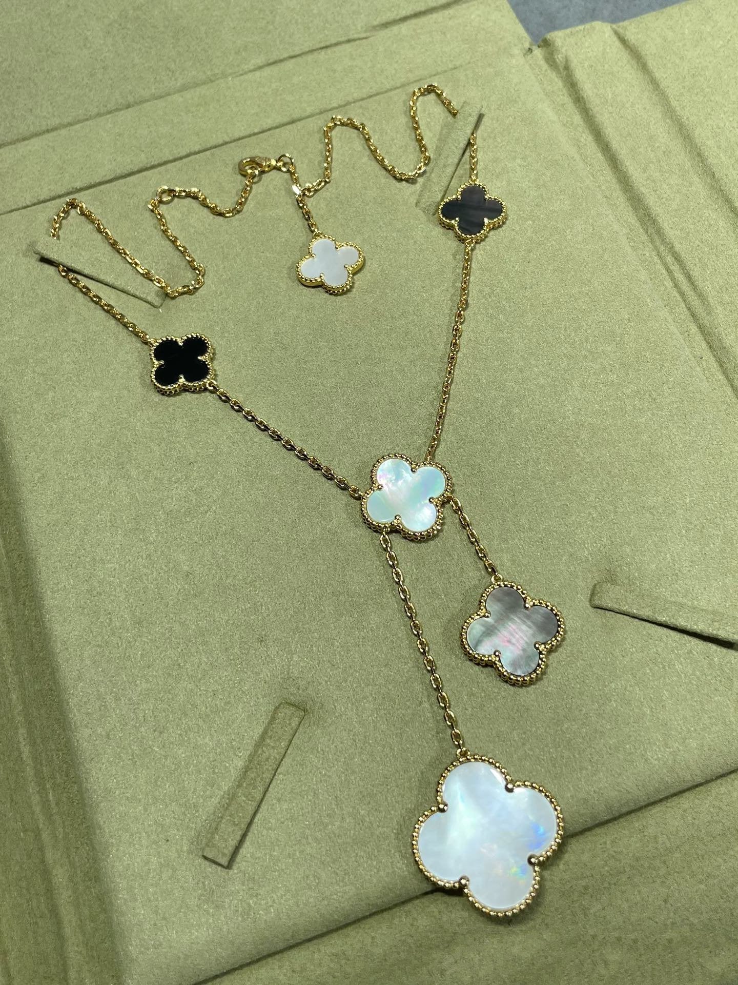 [Love Lucky]CLOVER 6 MOTIF MOP ONYX GOLD NECKLACE
