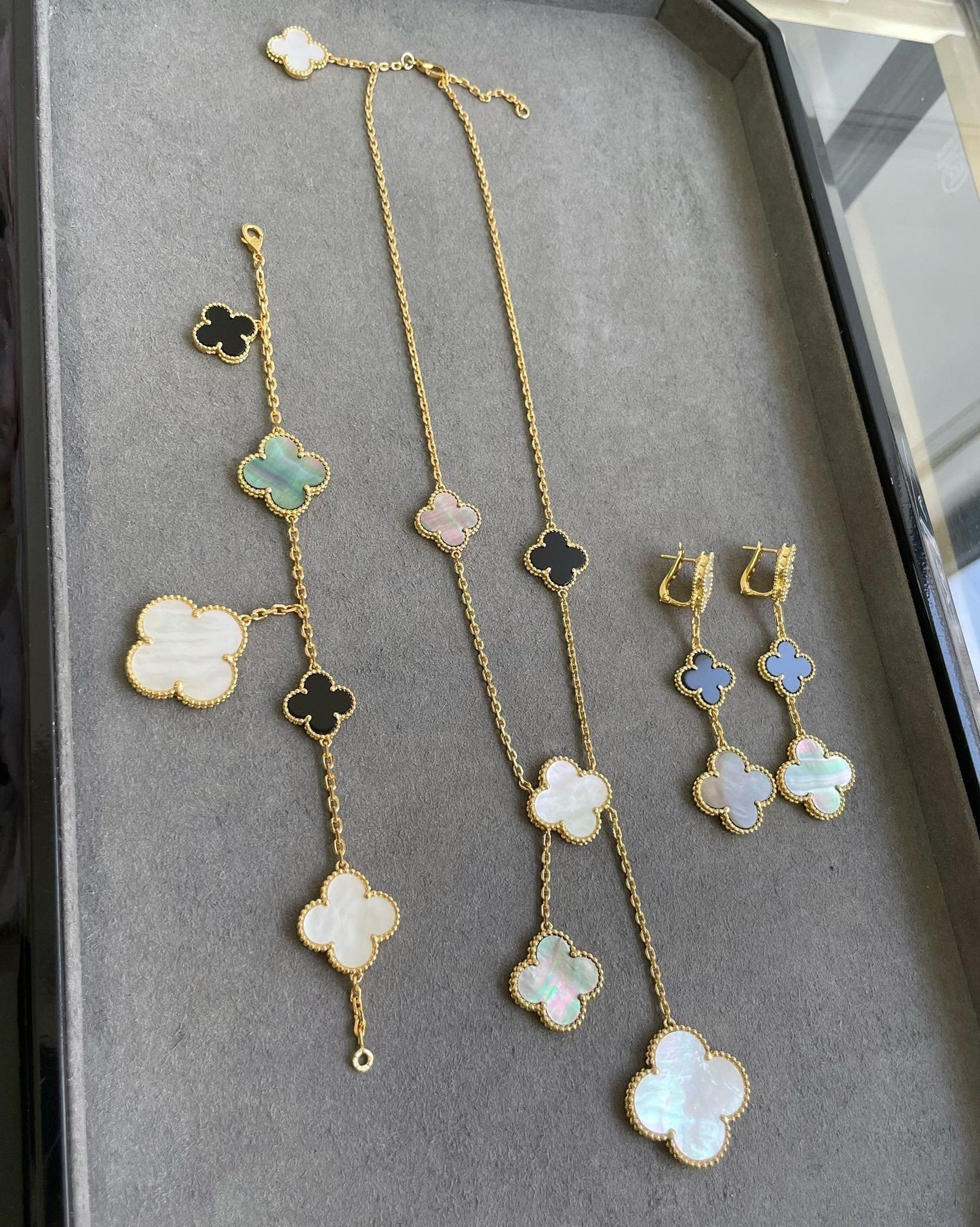 [Love Lucky]CLOVER 3 MOTIF MOP ONYX DARK MOP PINK GOLD EARRINGS