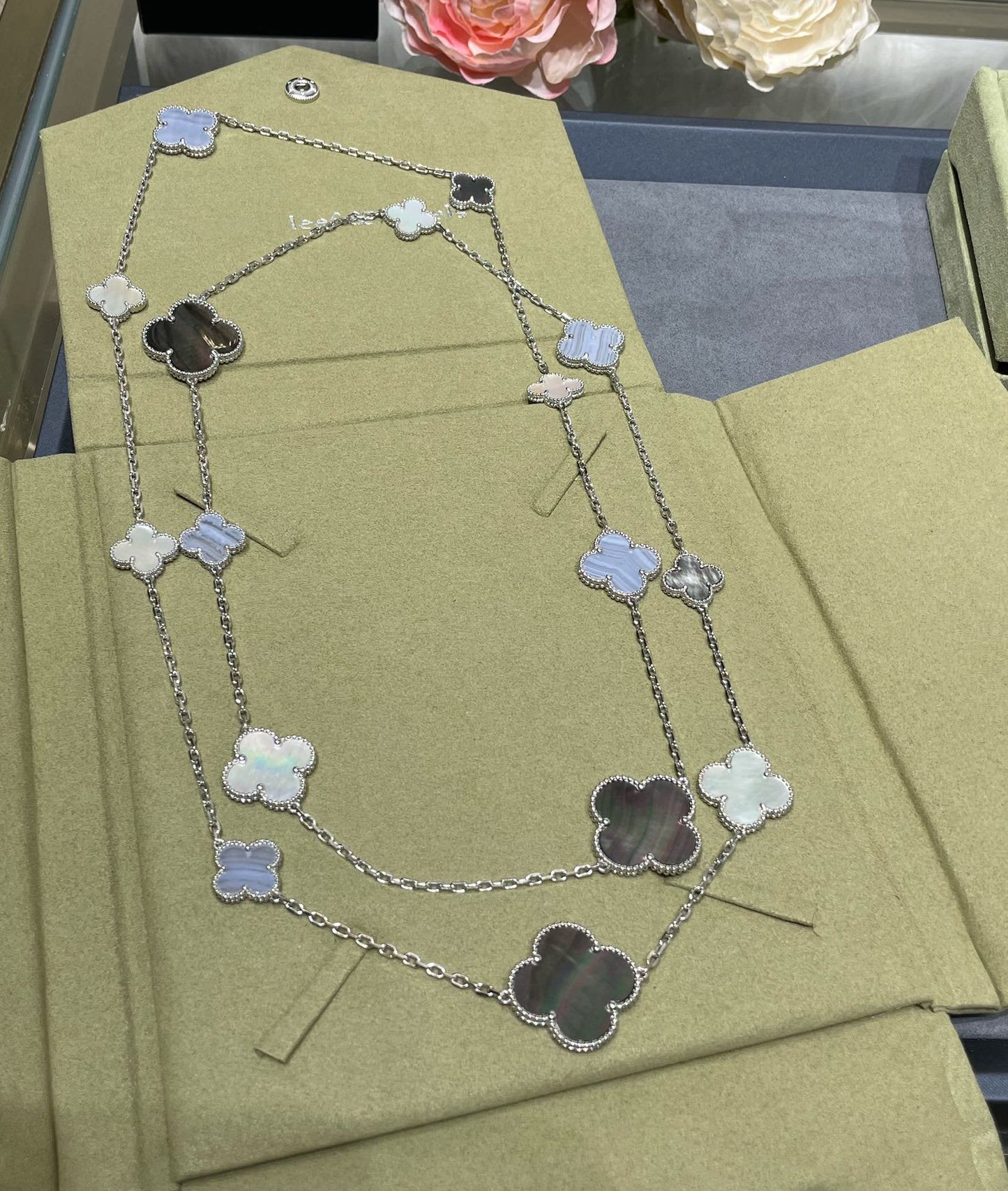 [Love Lucky]CLOVER 16 MOTIF CHALCEDONY MOP SILVER NECKLACE