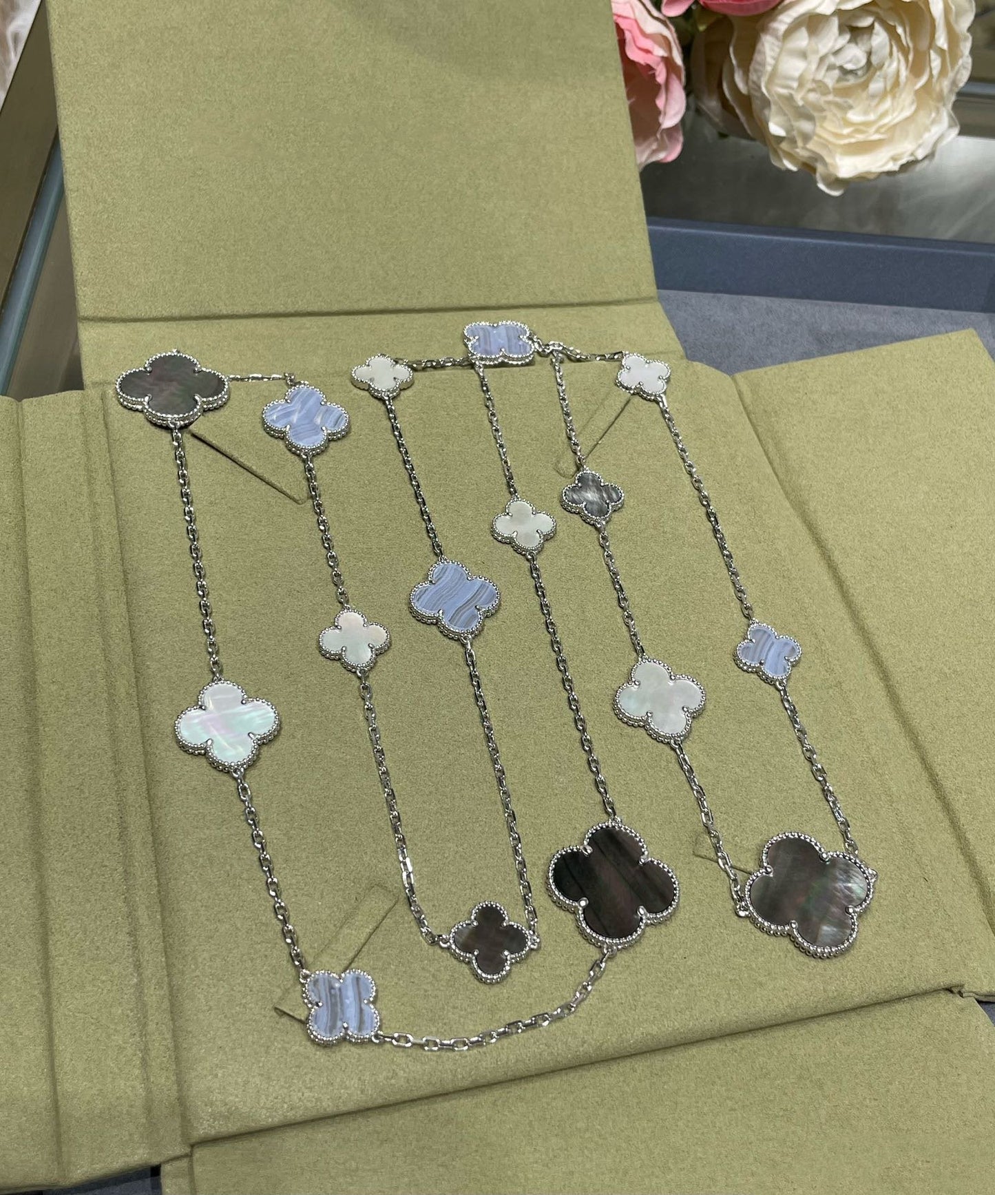 [Love Lucky]CLOVER 16 MOTIF CHALCEDONY MOP SILVER NECKLACE