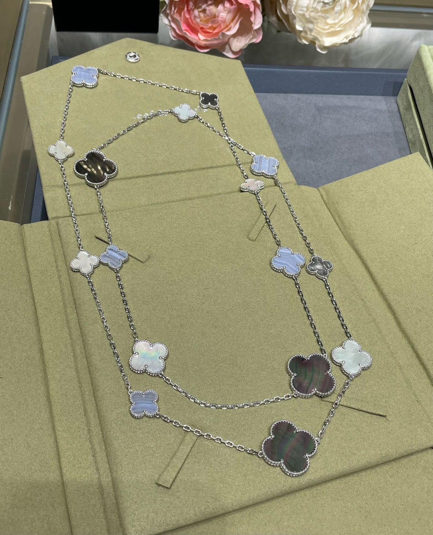 [Love Lucky]CLOVER 16 MOTIF CHALCEDONY MOP SILVER NECKLACE