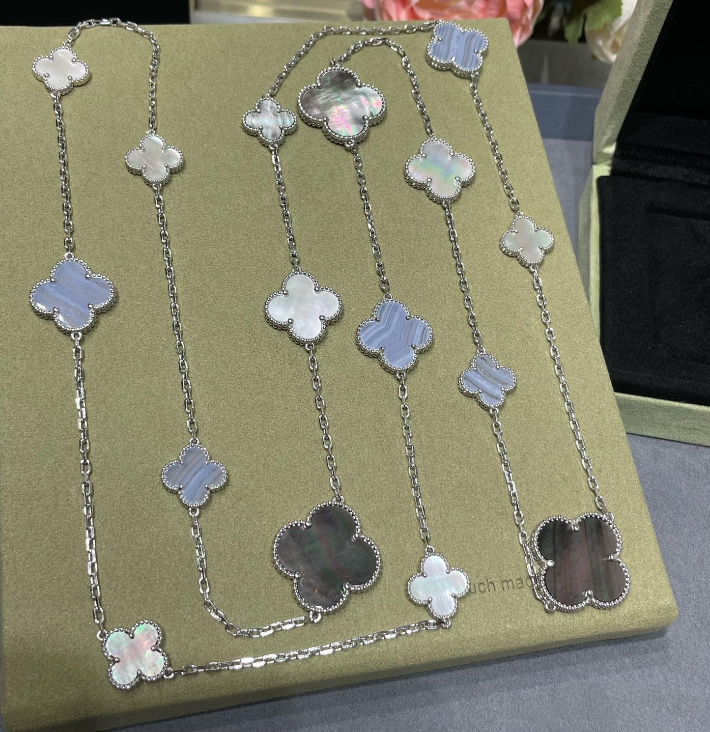 [Love Lucky]CLOVER 16 MOTIF CHALCEDONY MOP SILVER NECKLACE