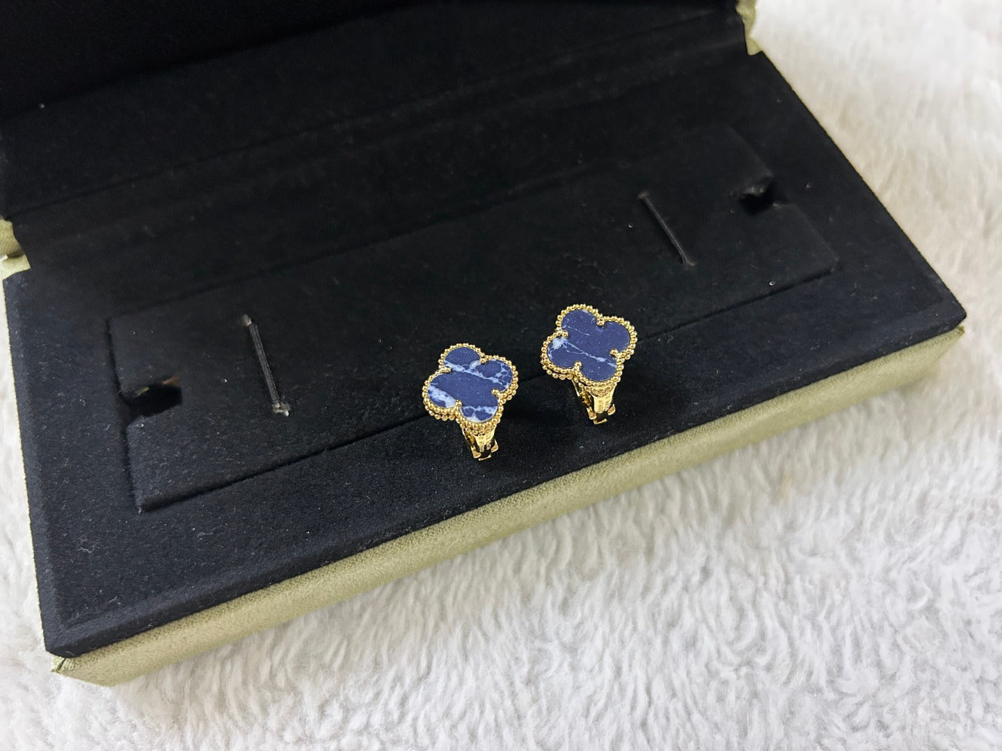 [Love Lucky]CLOVER PIETERSITE MEDIUM STUD EARRINGS