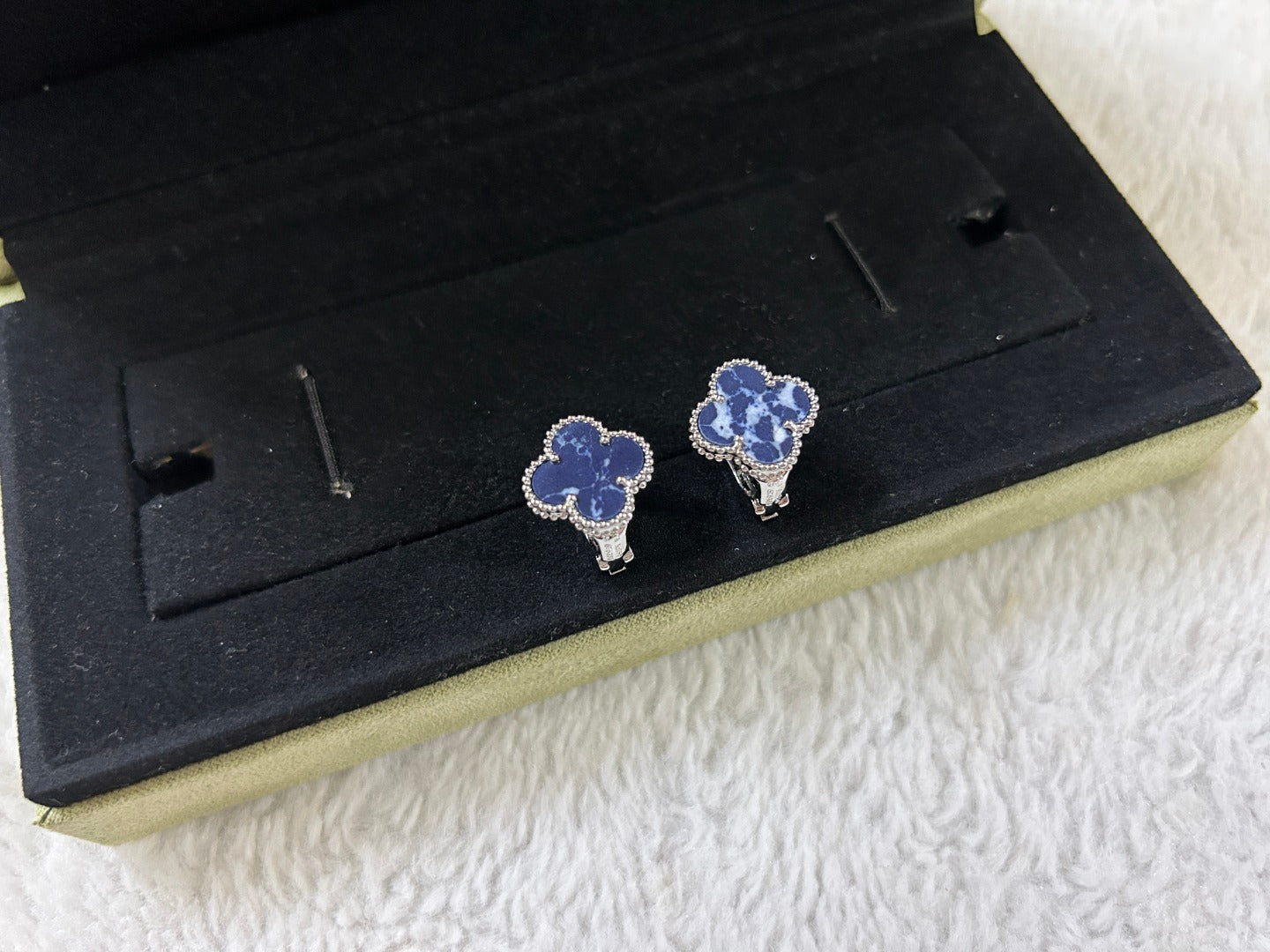 [Love Lucky]CLOVER PIETERSITE MEDIUM STUD EARRINGS