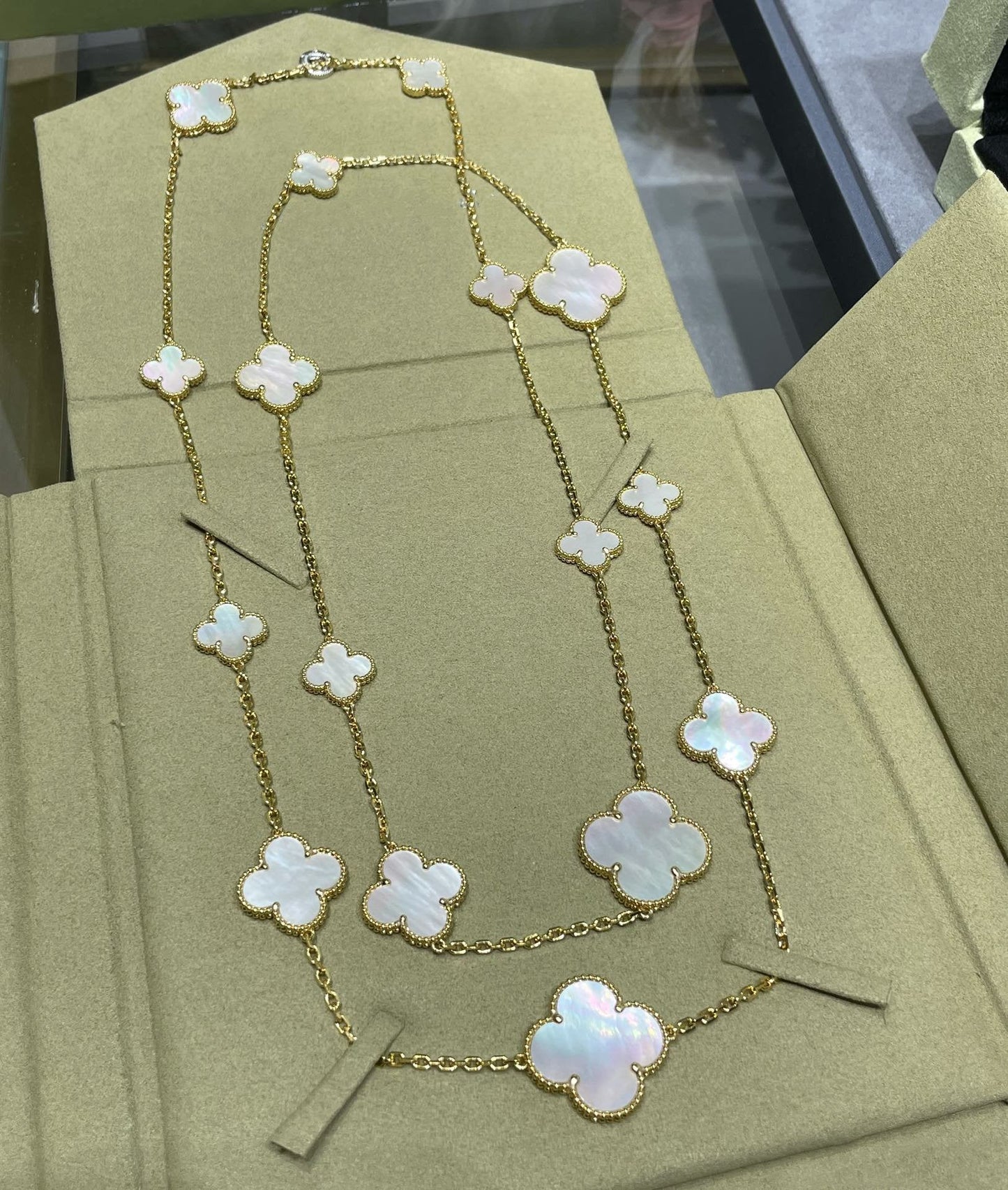 [Love Lucky]CLOVER 16 MOTIF WHITE MOP GOLD NECKLACE