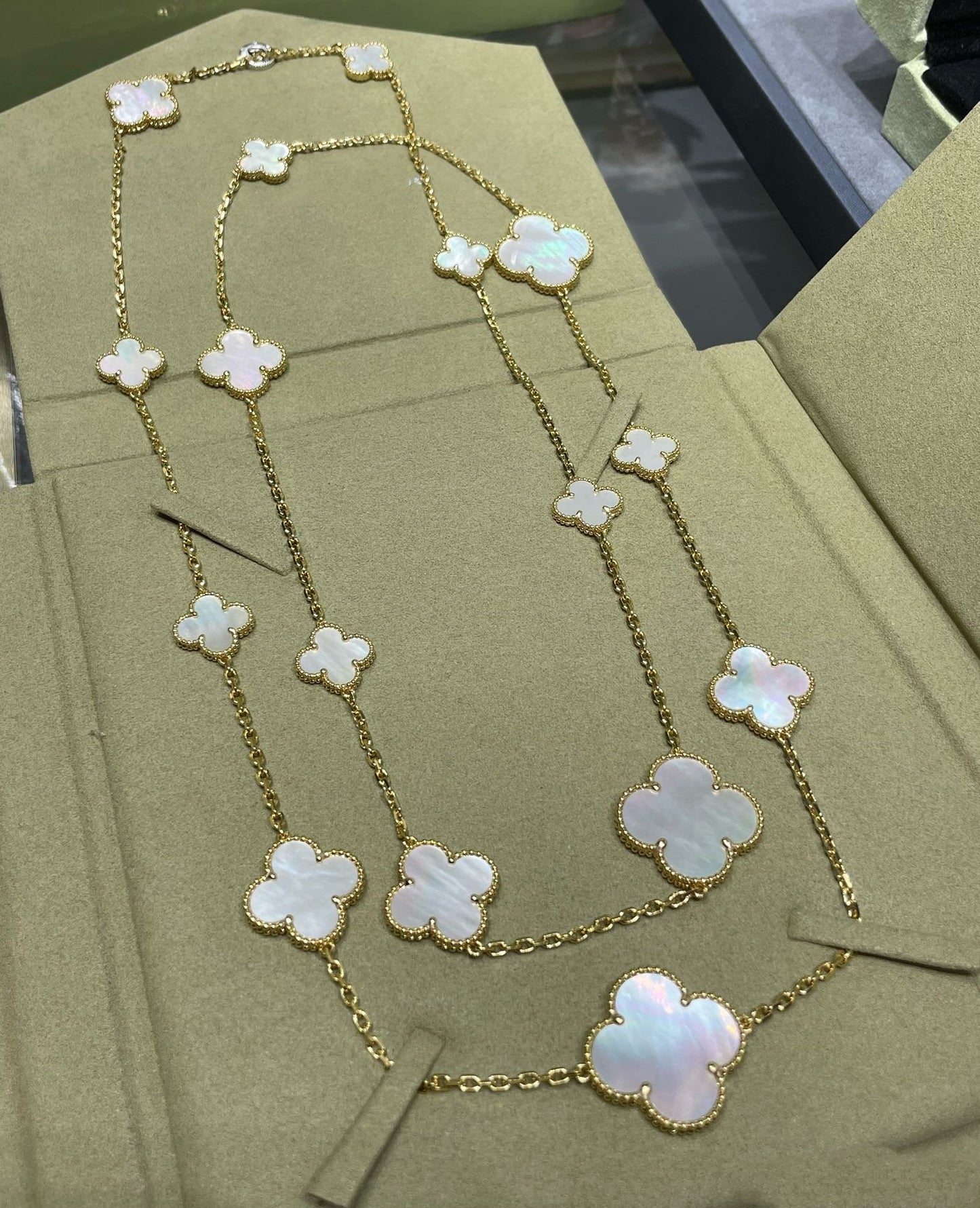[Love Lucky]CLOVER 16 MOTIF WHITE MOP GOLD NECKLACE
