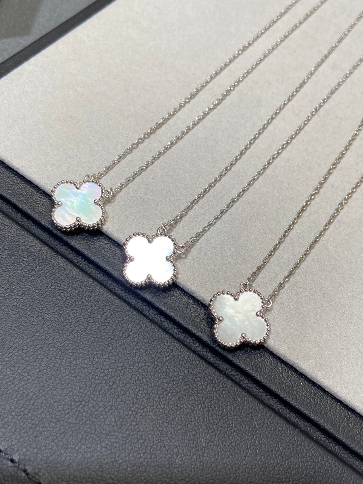 [Love Lucky]CLOVER MEDIUM SILVER WHITE MOP NECKLACE