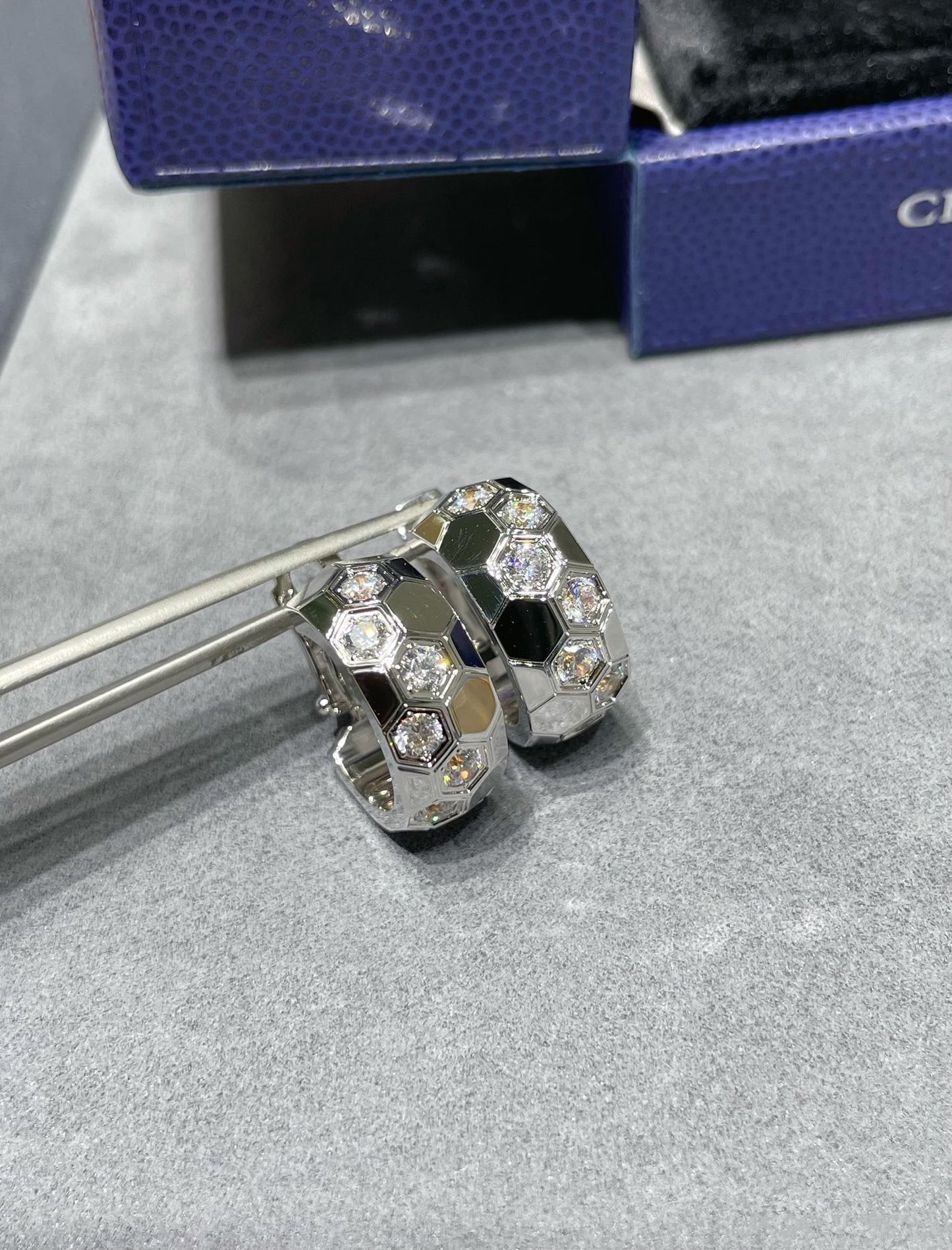 [Love Lucky]BEE LOVE DIAMOND HOOP EARRINGS
