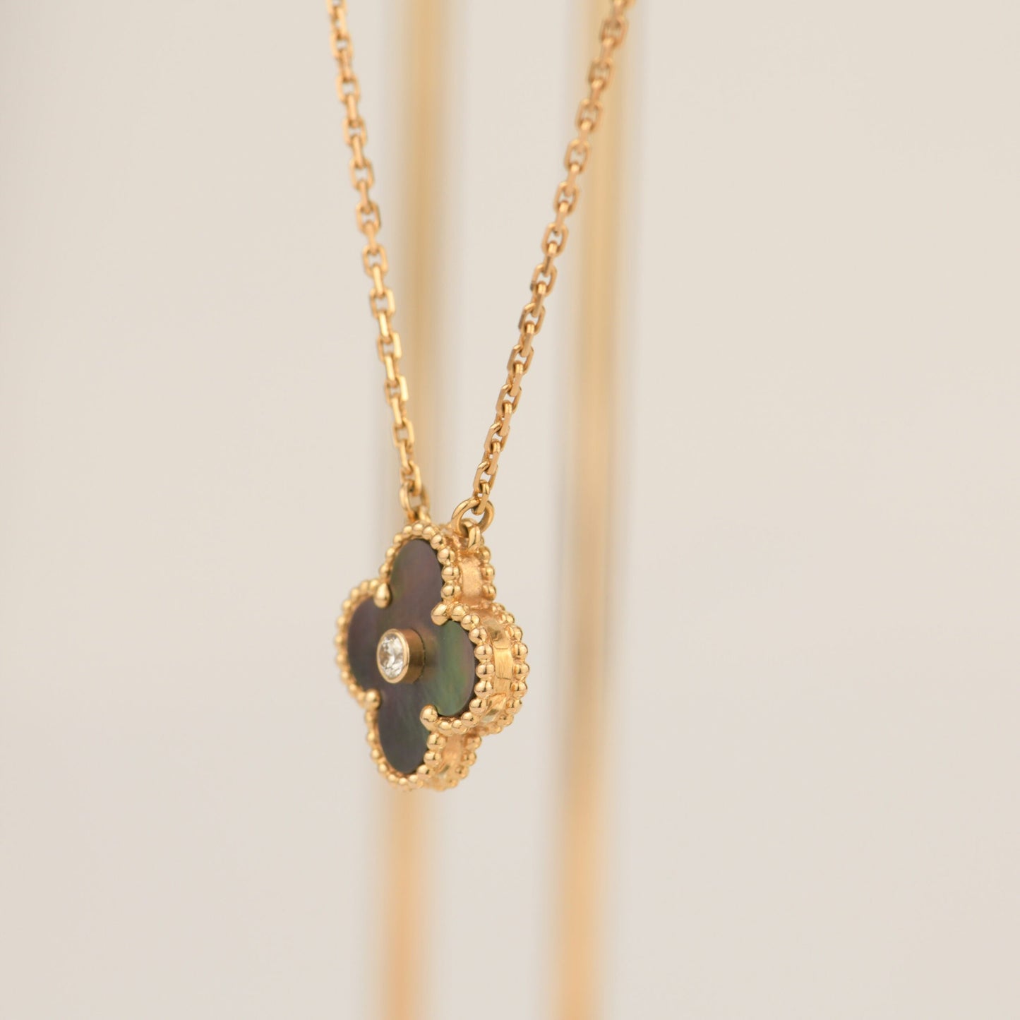 [Love Lucky]CLOVER 15MM DIAMOND AND MOTHER-OF-GREY NECKLACE