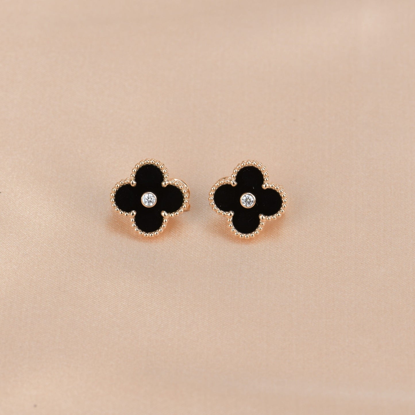 [Love Lucky]CLOVER MEDIUM 1 MOTIFS ONYX DIAMOND EARRINGS