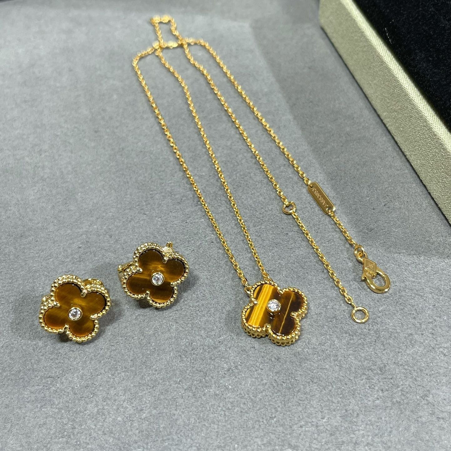 [Love Lucky]CLOVER 15MM DIAMOND AND YELLOW TIGER'S EYE AGATE necklace