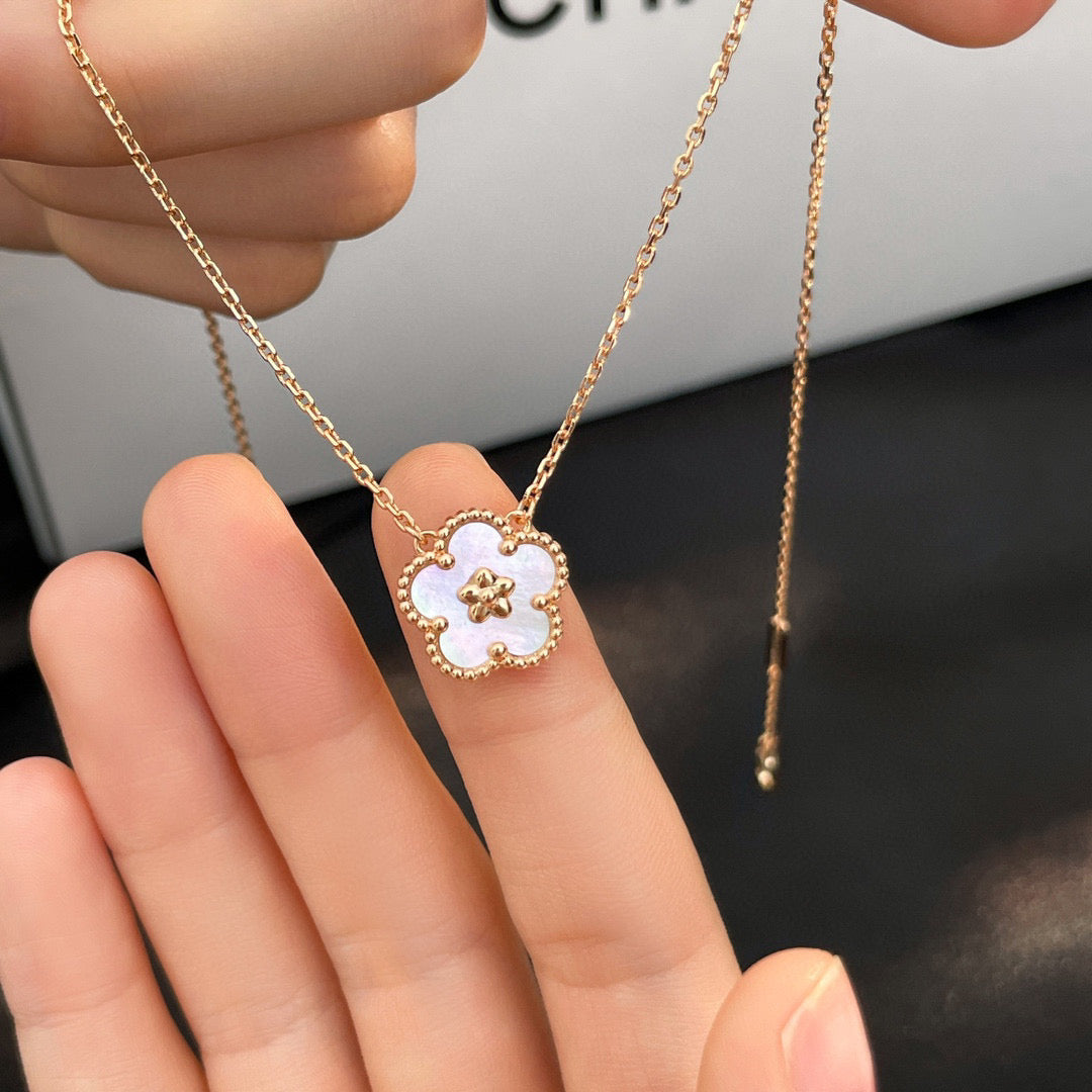 [Love Lucky]LUCKY  WHITE MOP  PLUM BLOSSOM NECKLACE