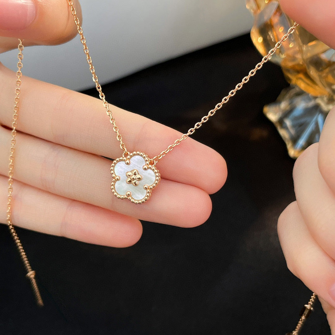 [Love Lucky]LUCKY  WHITE MOP  PLUM BLOSSOM NECKLACE