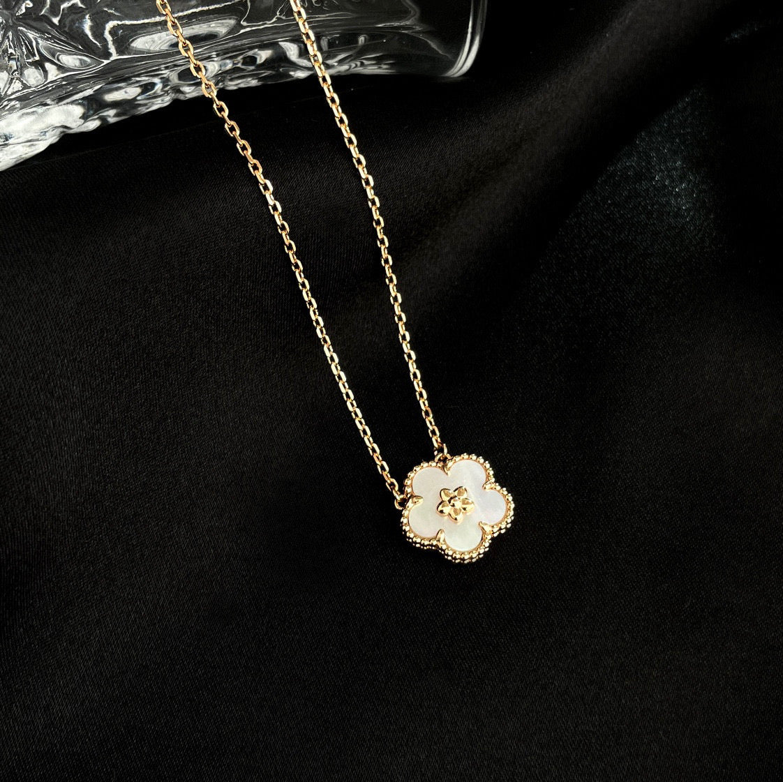 [Love Lucky]LUCKY  WHITE MOP  PLUM BLOSSOM NECKLACE