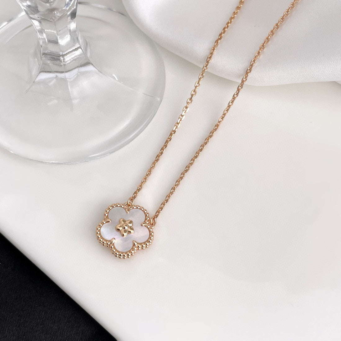 [Love Lucky]LUCKY  WHITE MOP  PLUM BLOSSOM NECKLACE