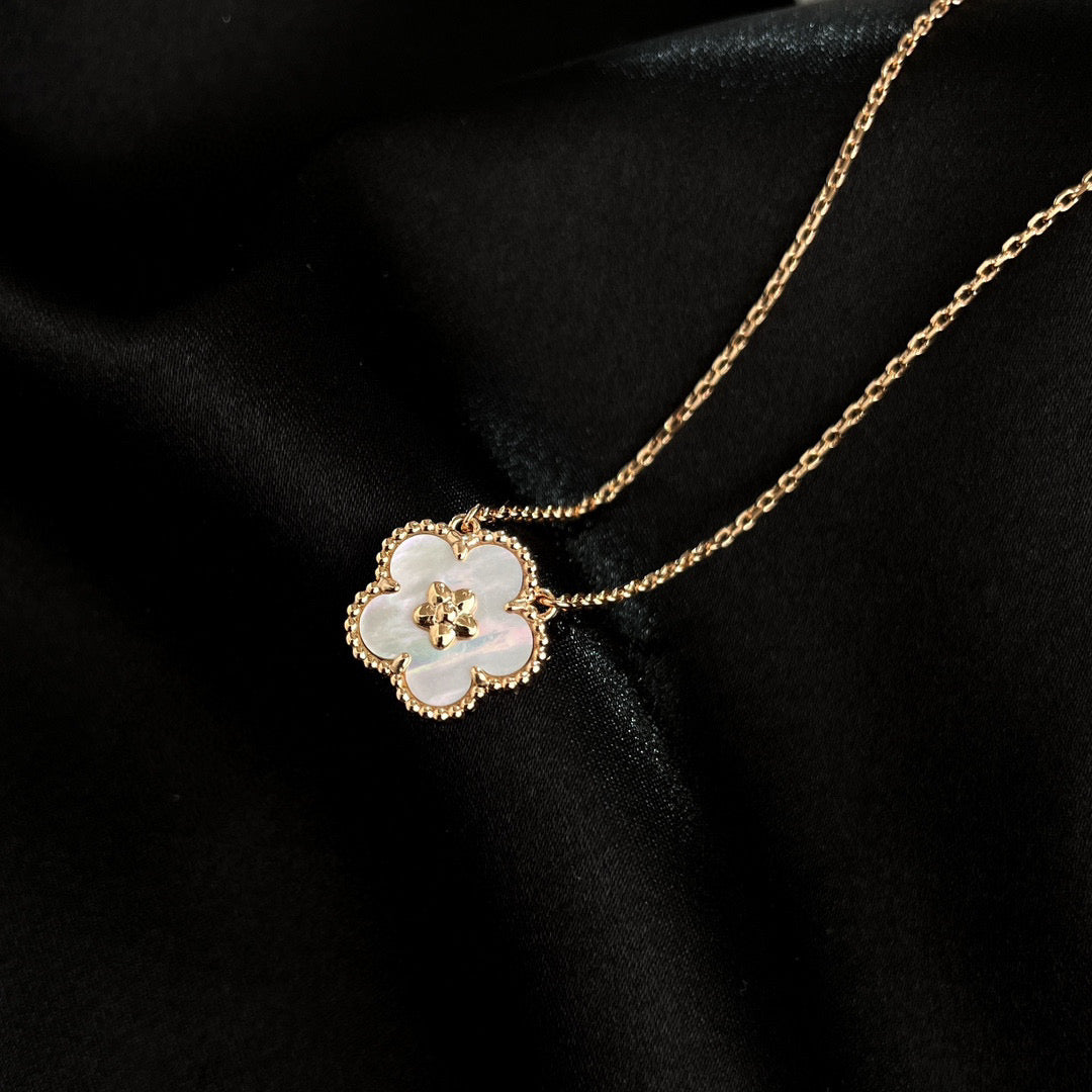 [Love Lucky]LUCKY  WHITE MOP  PLUM BLOSSOM NECKLACE