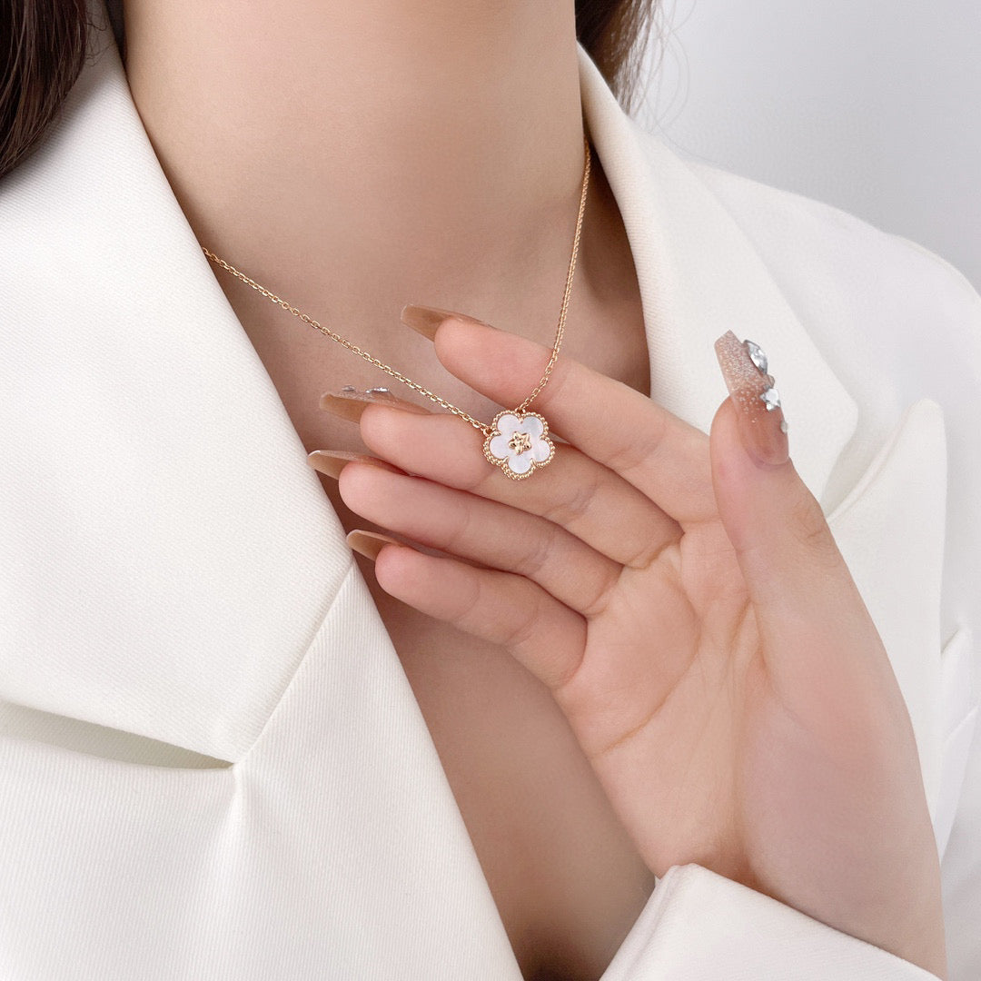 [Love Lucky]LUCKY  WHITE MOP  PLUM BLOSSOM NECKLACE