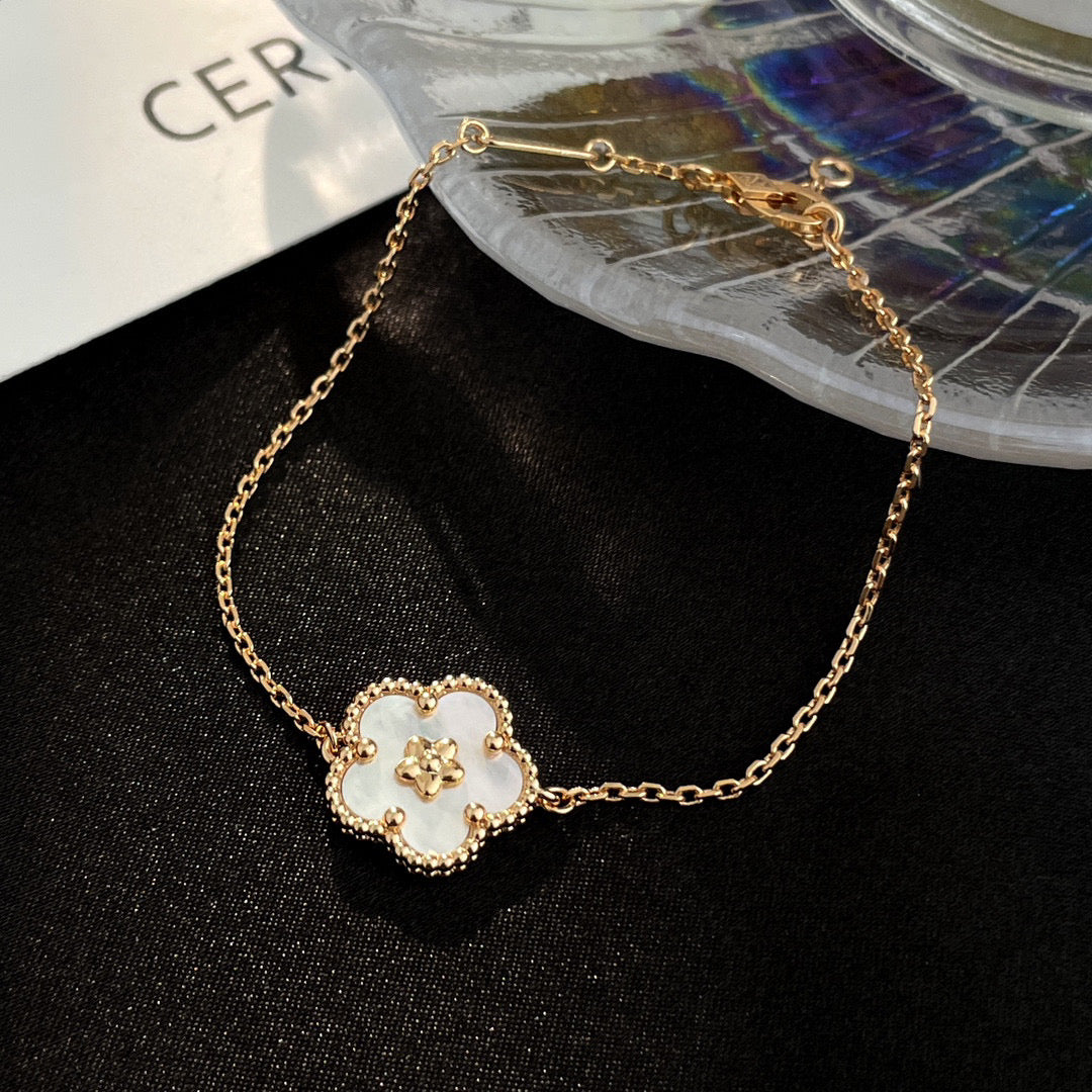 [Love Lucky]LUCKY WHITE MOP PLUM BLOSSOM  BRACELET