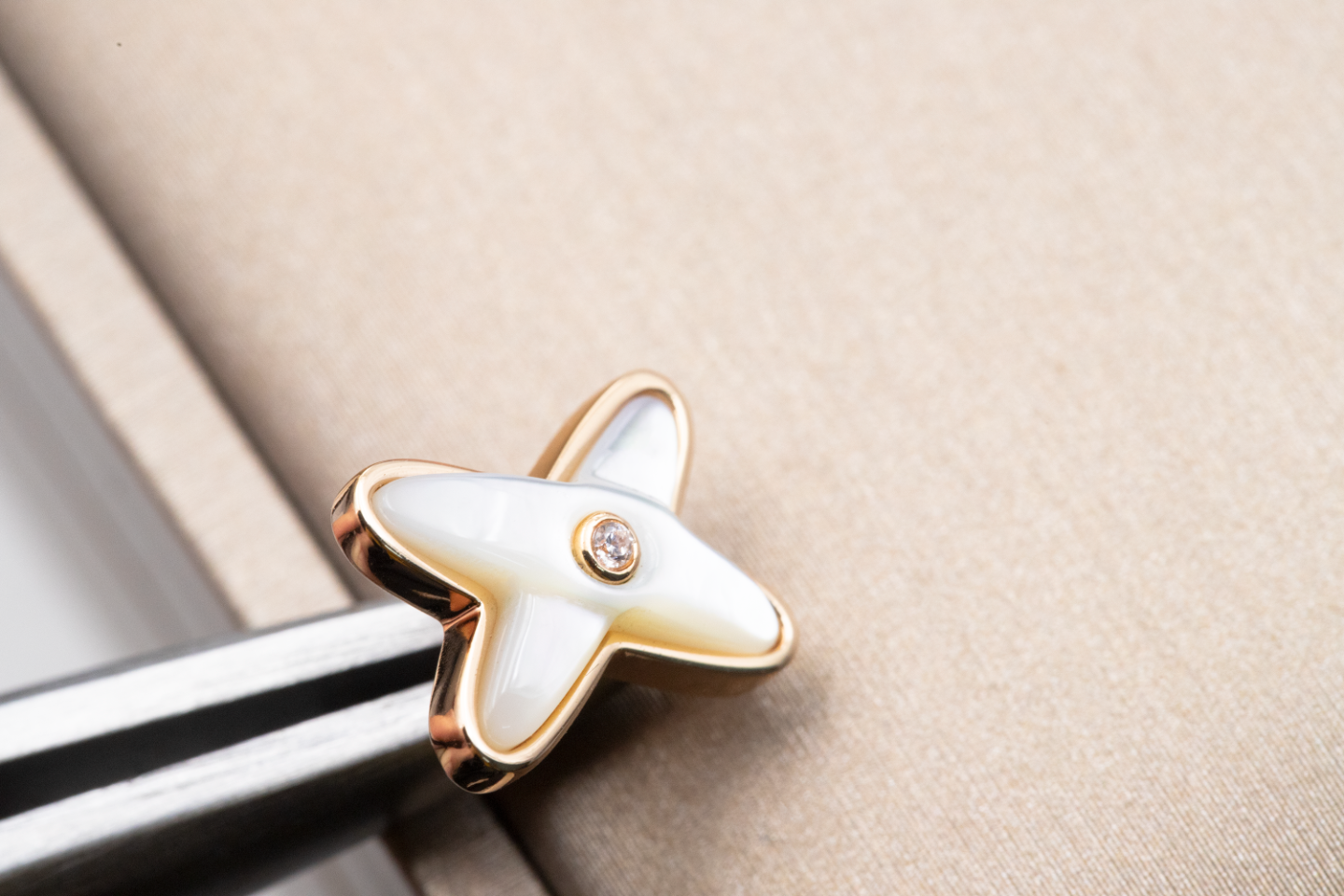 [Love Lucky]JEUX DE WHITE MOP ROSE GOLD DIAMOND EARRINGS