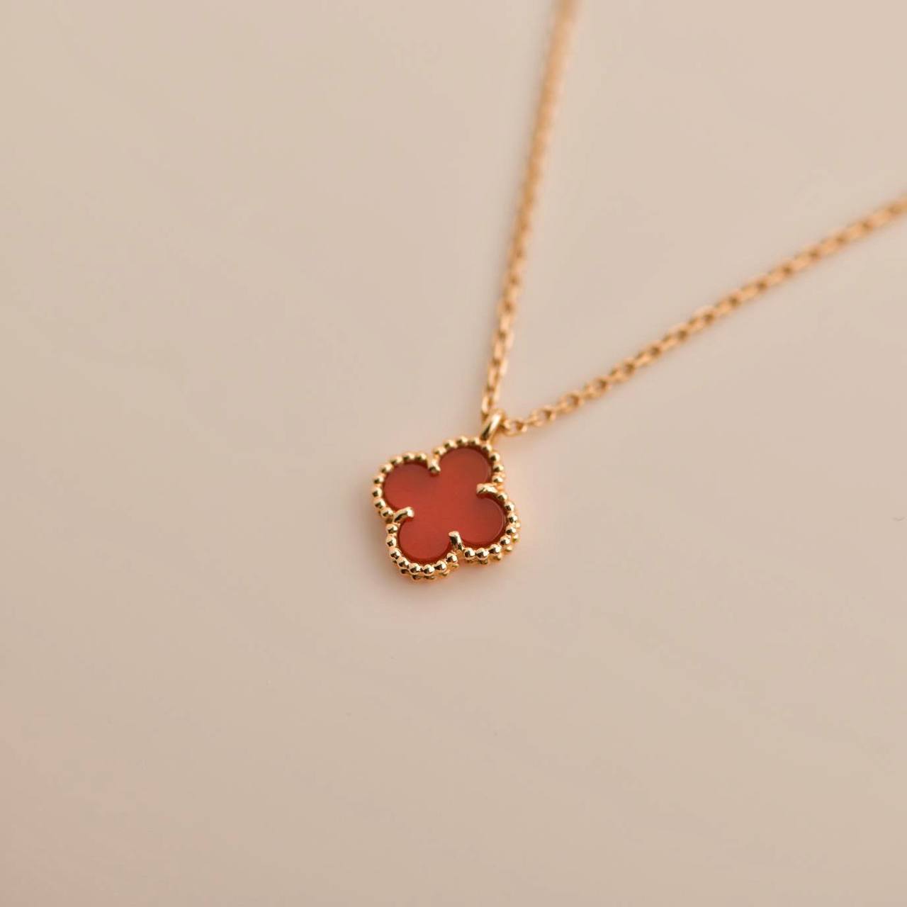 [Love Lucky]CLOVER MINI 9.5MM WHITE CARNELIANS NECKLACE