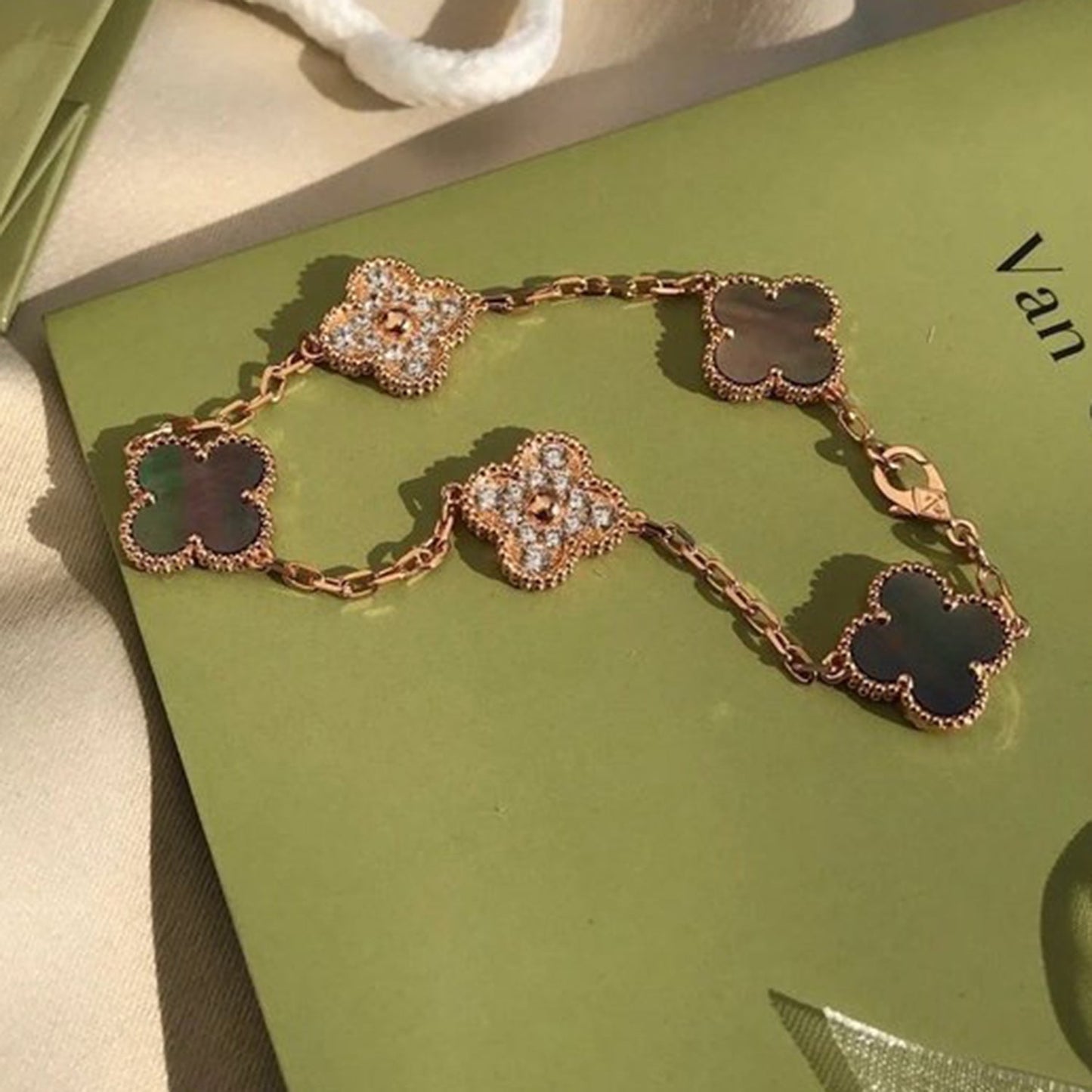 [Love Lucky]CLOVER 5 MOTIF GRAY MOP DIAMOND BRACELET